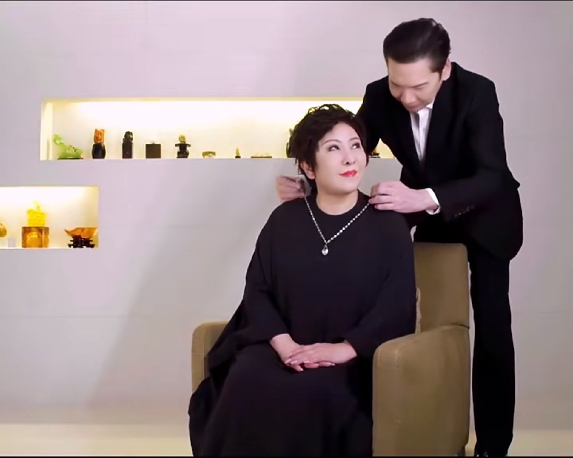 向生細心地為向太戴上項鏈,又對她甜蜜表白,感謝她在寂寂無名時陪在身邊。(向太小紅書截圖 )