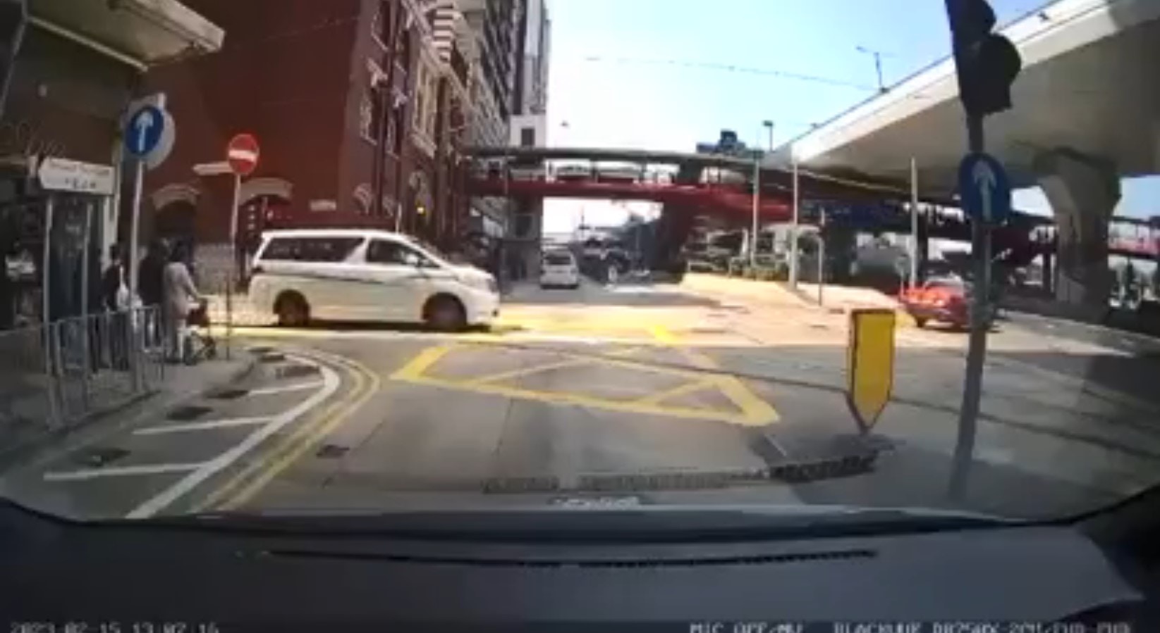 涉事白色七人車由摩利臣街駛出，其時前方已有其他車輛沿同一路線行駛。（網上片段截圖）