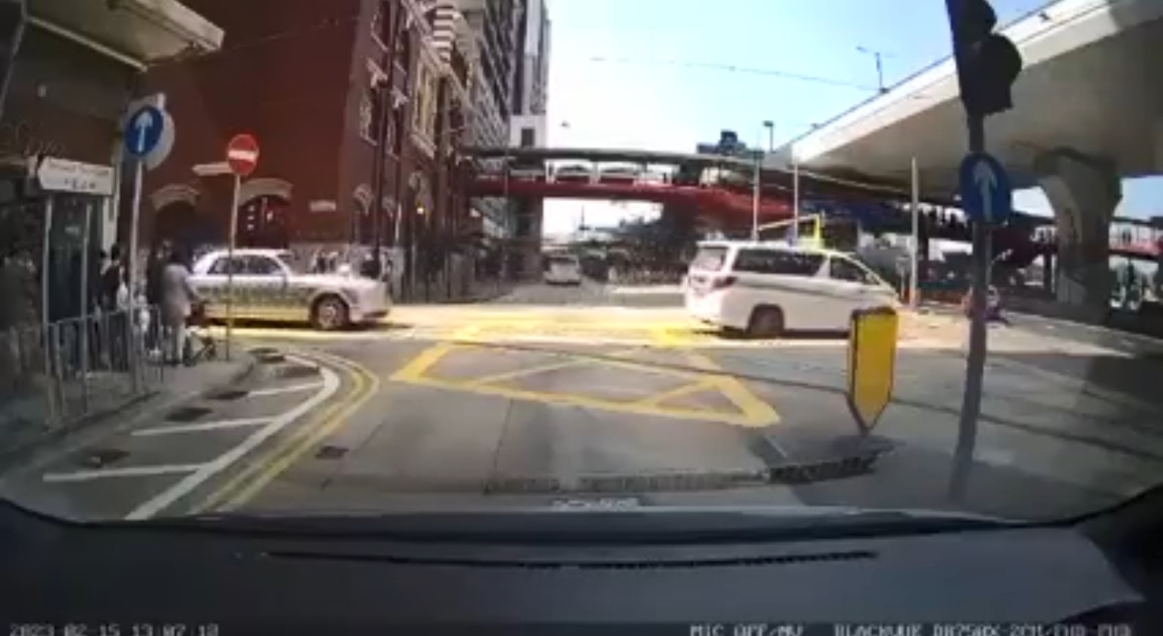 涉事白色七人車由摩利臣街駛出，在干諾道西路口與城巴相遇。（網上片段截圖）