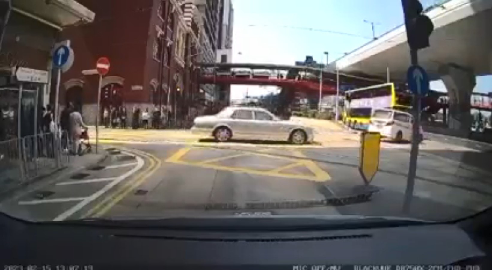 涉事白色七人車由摩利臣街駛出，在干諾道西路口與城巴相遇，遭懷疑衝紅燈的城巴撞到。（網上片段截圖）