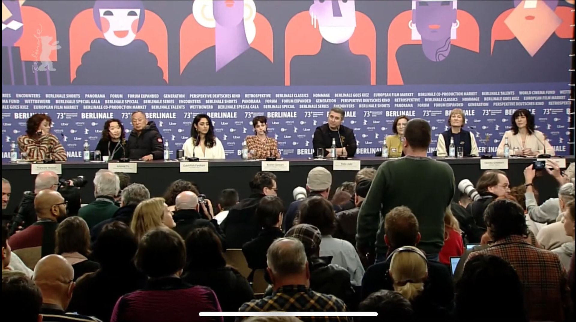 (左)美國選角指導Francine Maisler、杜琪峯、伊朗女星Golshifteh Farahani、評審主席Kristen Stewart、羅馬尼亞導演Radu Jude、西班牙導演Carla Simon、德國導演Valeska Grisebach出席柏林影展接受各地傳媒訪問。 (左)美國選角指導Francine Maisler、杜琪峯、伊朗女星Golshifteh Farahani、評審主席Kristen Stewart、羅馬尼亞導演Radu Jude、西班牙導演Carla Simon、德國導演Valeska Grisebach出席柏林影展接受各地傳媒訪問。