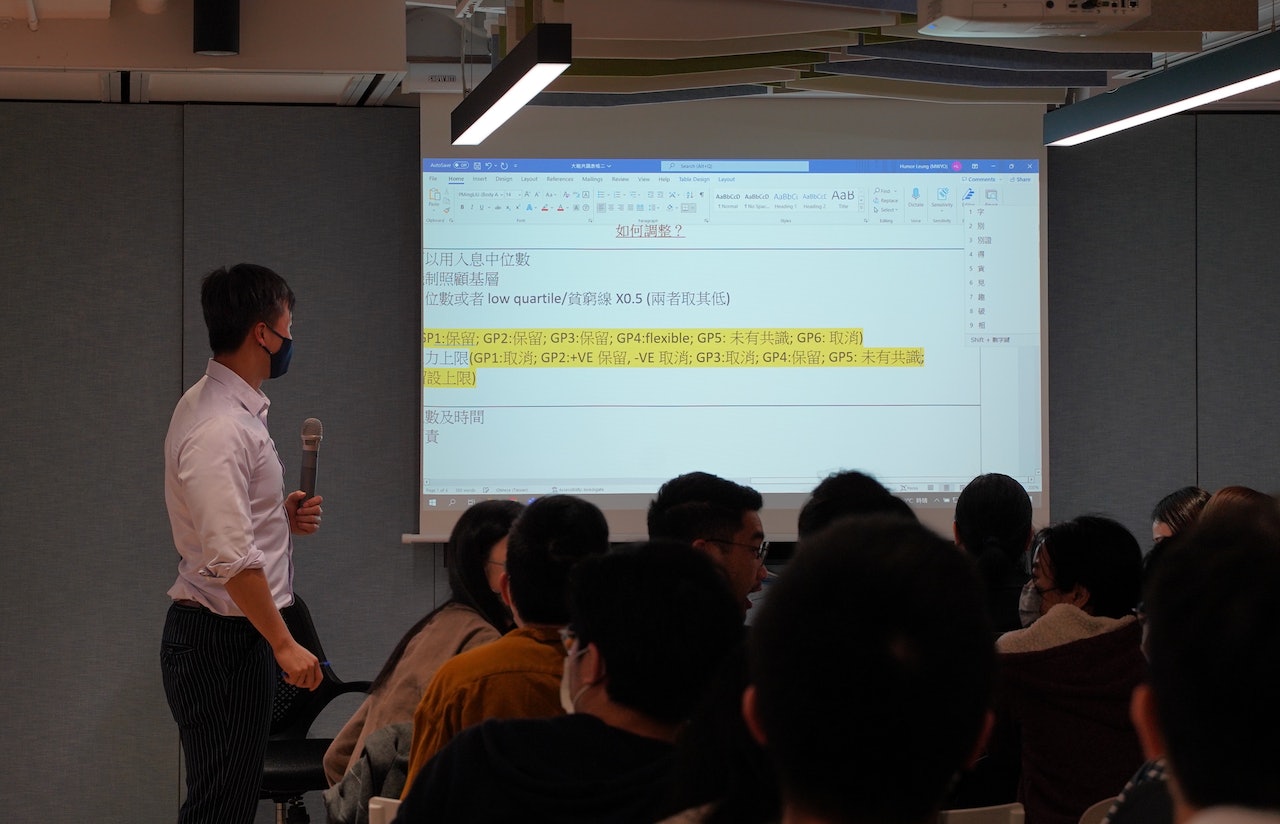 此次共識會議的設計是由廣入深,一步一步地收窄討論範圍:首先是先廣泛地討論有甚麼因素應反映在票價上,參加者可以天馬行空發表對於票價機制的初步看法,然後大會將一眾意見歸納成幾個大主題和原則,成為下一個共識點的討論基礎,如此類推。(MWYO攝) 此次共識會議的設計是由廣入深,一步一步地收窄討論範圍:首先是先廣泛地討論有甚麼因素應反映在票價上,參加者可以天馬行空發表對於票價機制的初步看法,然後大會將一眾意見歸納成幾個大主題和原則,成為下一個共識點的討論基礎,如此類推。(MWYO攝)