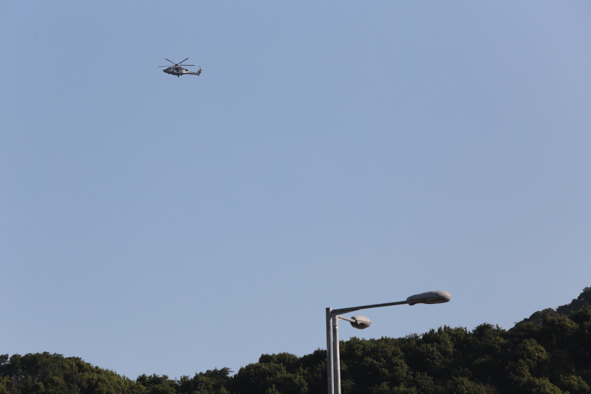 政府飛行服務隊直升機亦在上空盤旋(梁偉權攝) 政府飛行服務隊直升機亦在上空盤旋(梁偉權攝)