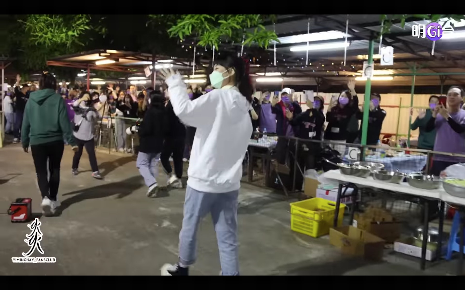 Gigi的歌迷會上載首個歌迷聚會的影片,Gigi到場先與在場歌迷揮身打招呼。(影片截圖) Gigi的歌迷會上載首個歌迷聚會的影片,Gigi到場先與在場歌迷揮身打招呼。(影片截圖)