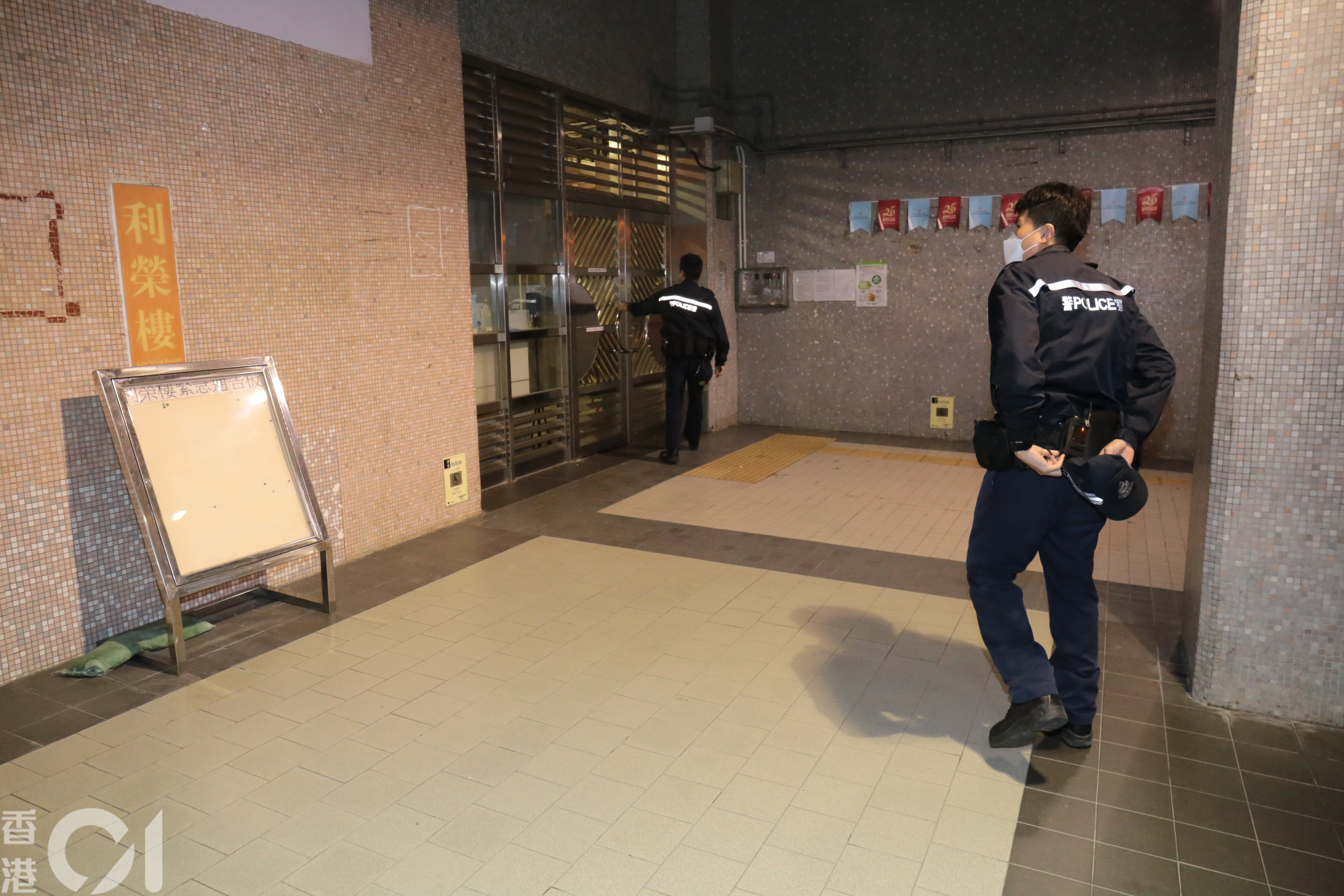 今晚（18日）8時許，馬鞍山利安邨利榮樓一名66歲姓陳女子報案，指被一名男鄰居襲擊。（梁偉權攝）