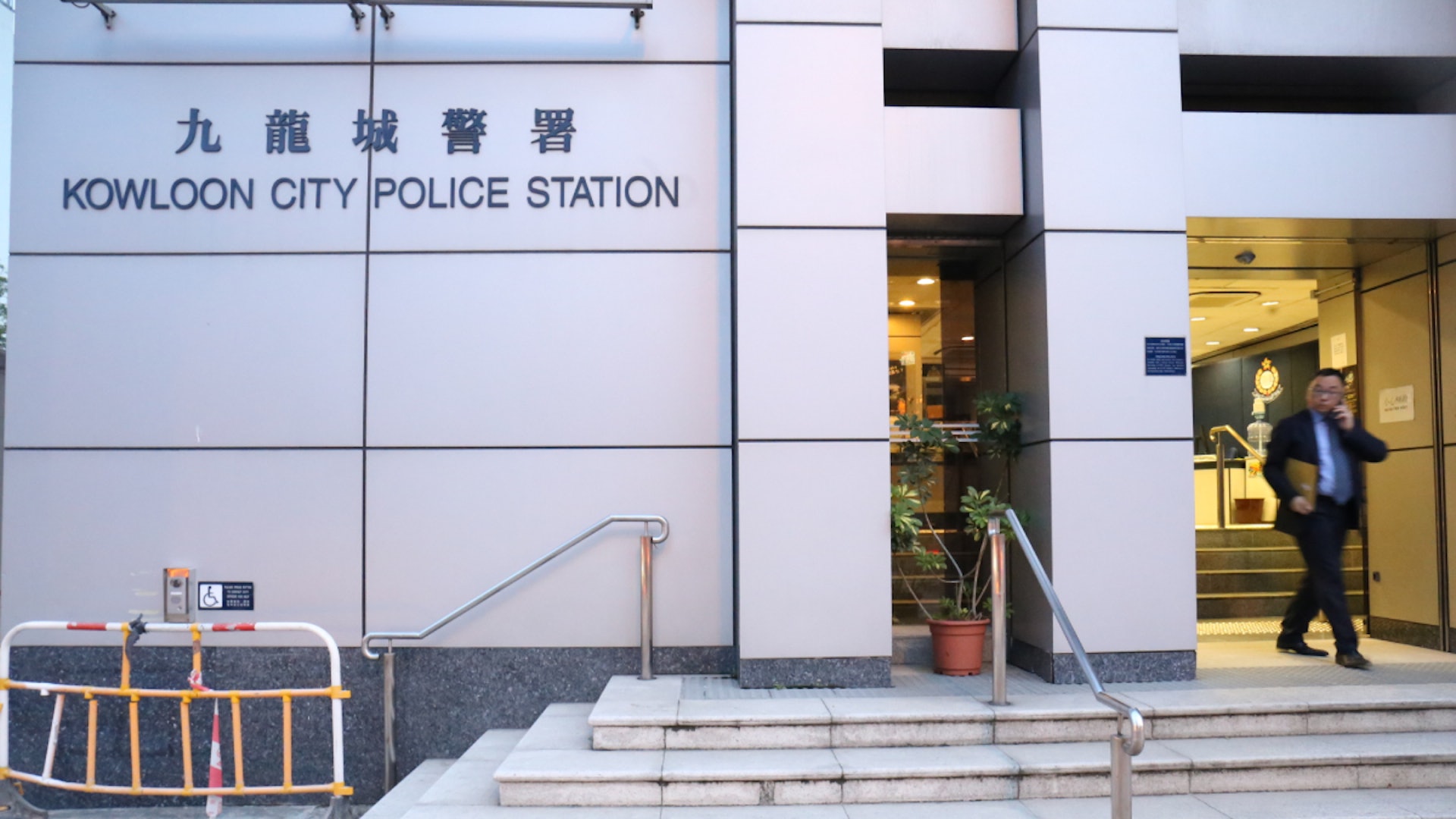 翠林雅轩豪宅遭窃十万元金饰,菲籍女佣被警方带走调查 翠林雅轩豪宅遭窃十万元金饰,菲籍女佣被警方带走调查