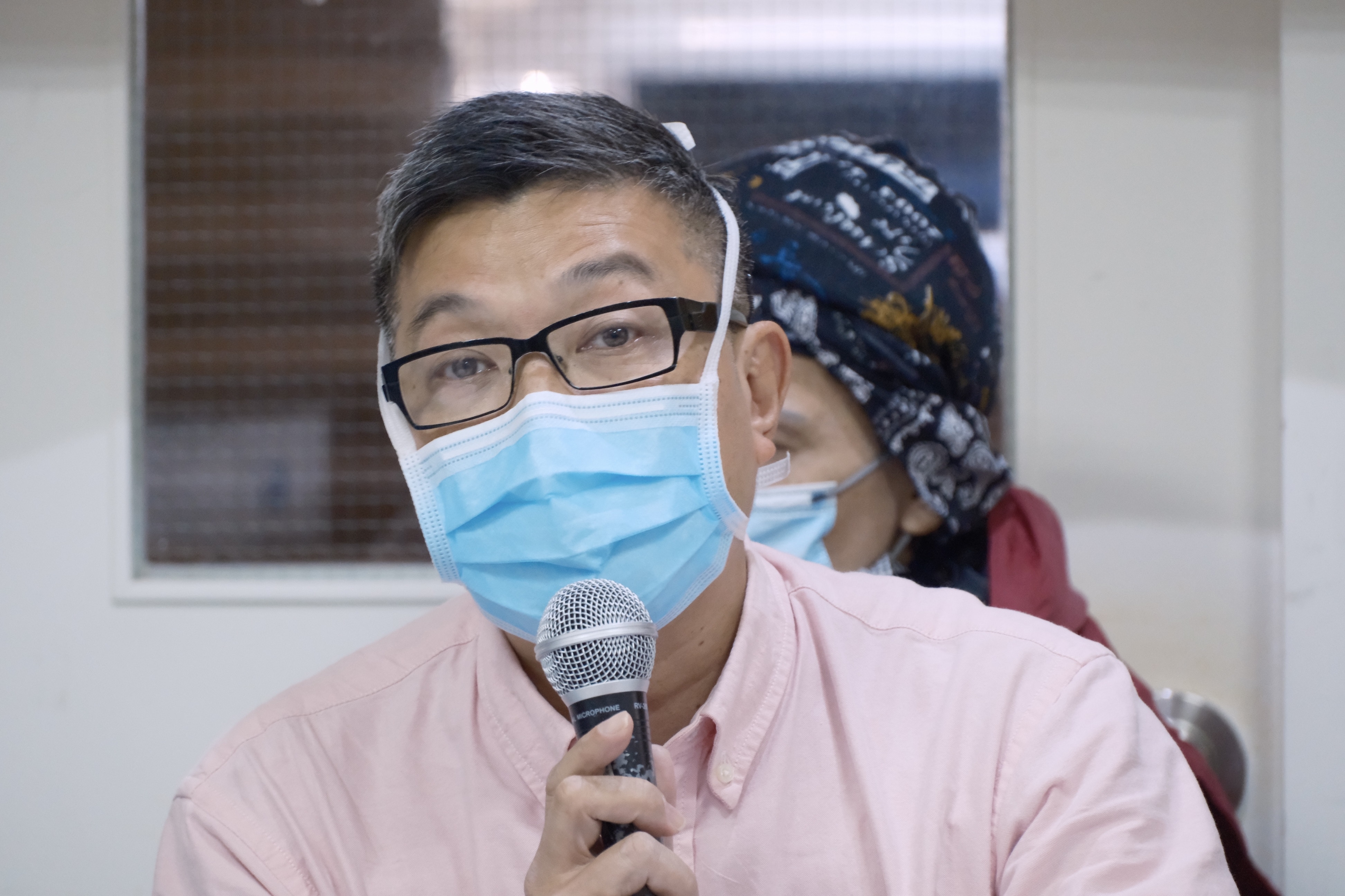 香港社區祖織協會社區組織幹事吳衞東表示，憂慮無家者由於無法接受療程，最後難以重回社會正軌、健康生活。（盧翊銘攝）