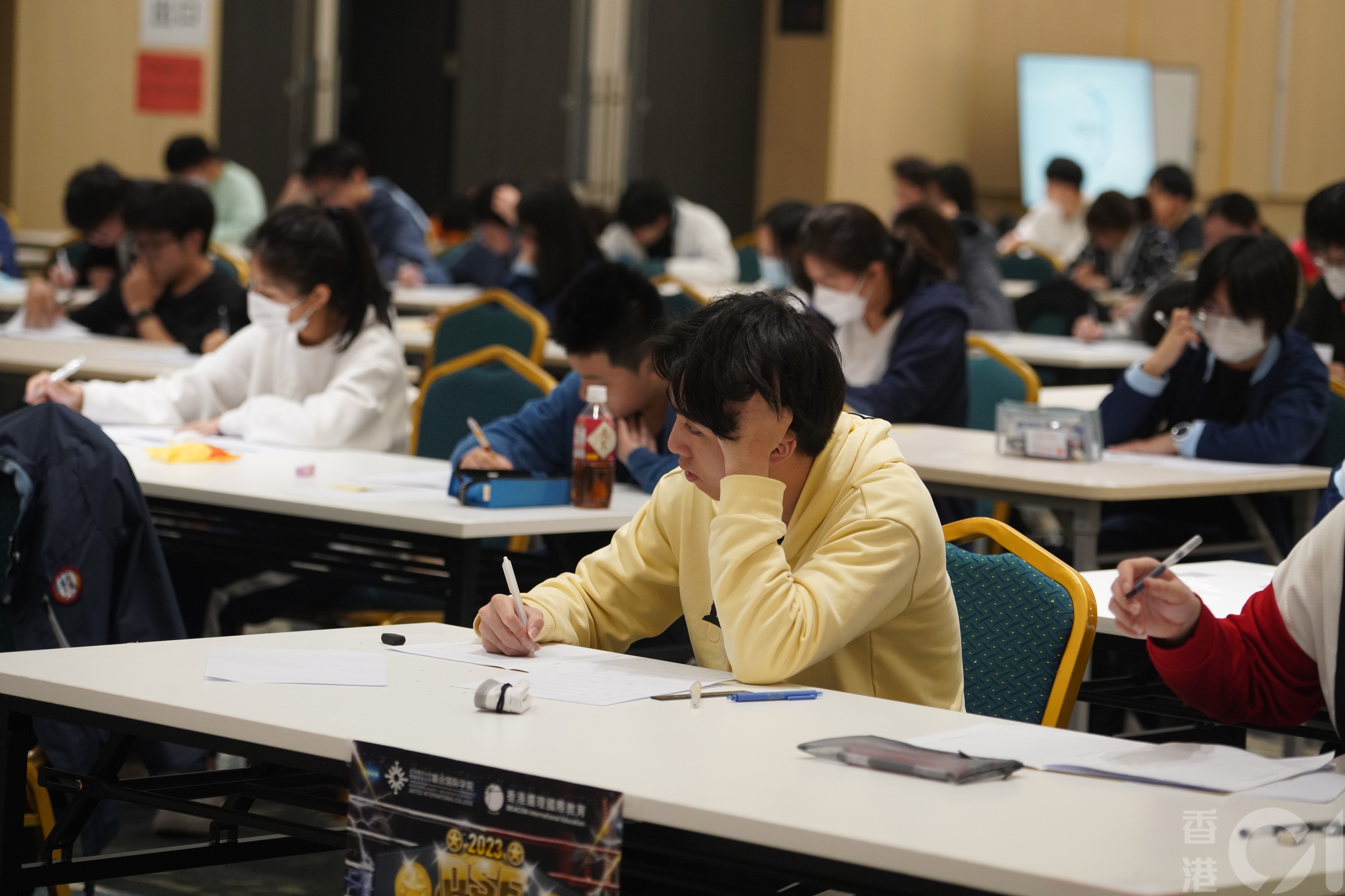 香港遵理國際教育2月18日在珠海北京師範大學—香港浸會大學聯合國際學院內舉行DSE文憑試模擬試，有約150名學生應考，屬內地首場。（倪清江攝）