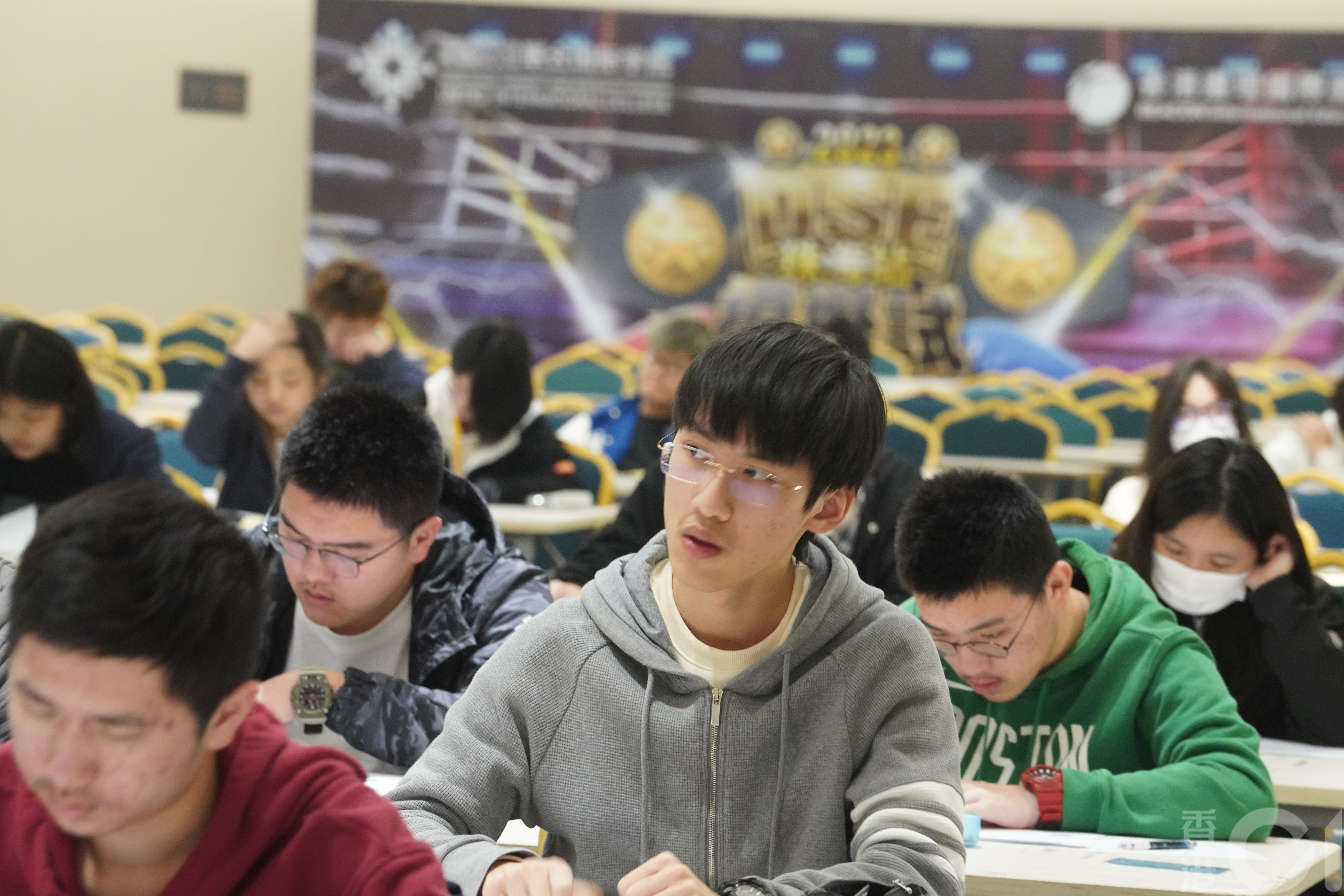 香港遵理國際教育2月18日在珠海北京師範大學—香港浸會大學聯合國際學院內舉行DSE文憑試模擬試，有約150名學生應考，屬內地首場。（倪清江攝）