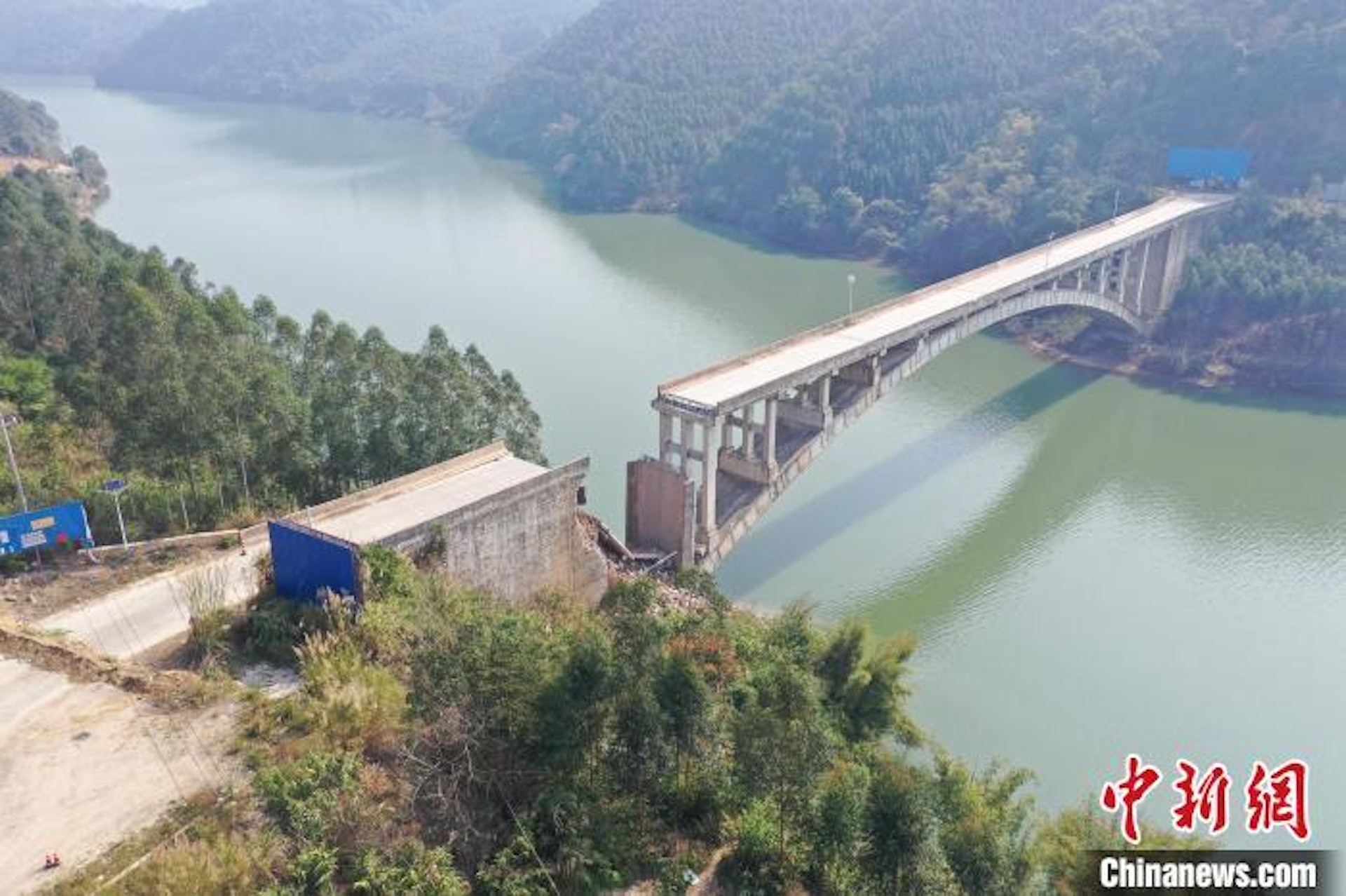 步頭大橋有橋面坍塌。(中新網) 步頭大橋有橋面坍塌。(中新網)