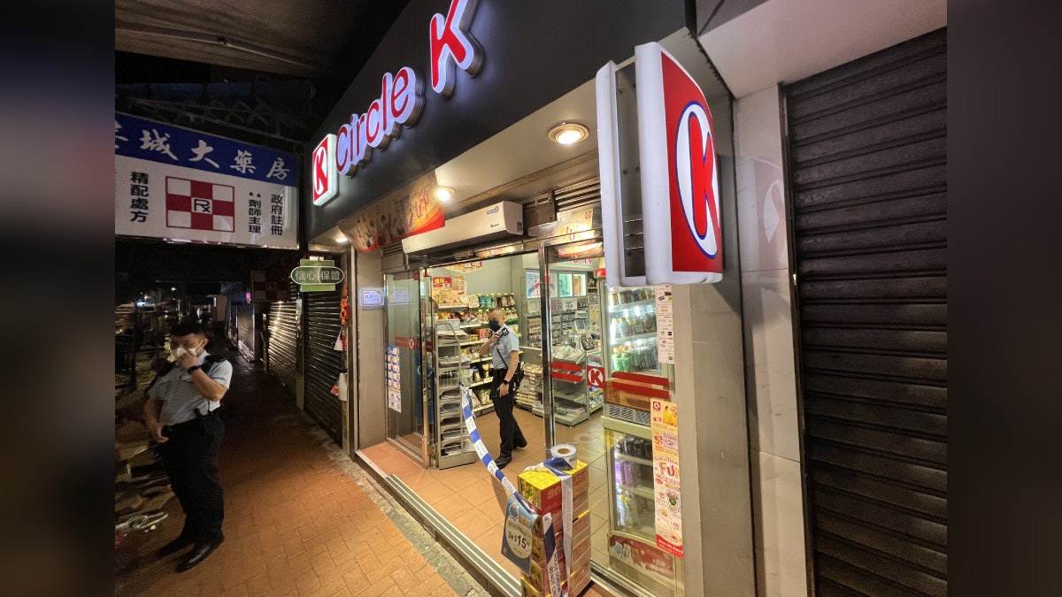 葵芳男亮刀圖劫便利店 職員受驚大叫嚇走匪徒 葵芳男亮刀圖劫便利店 職員受驚大叫嚇走匪徒