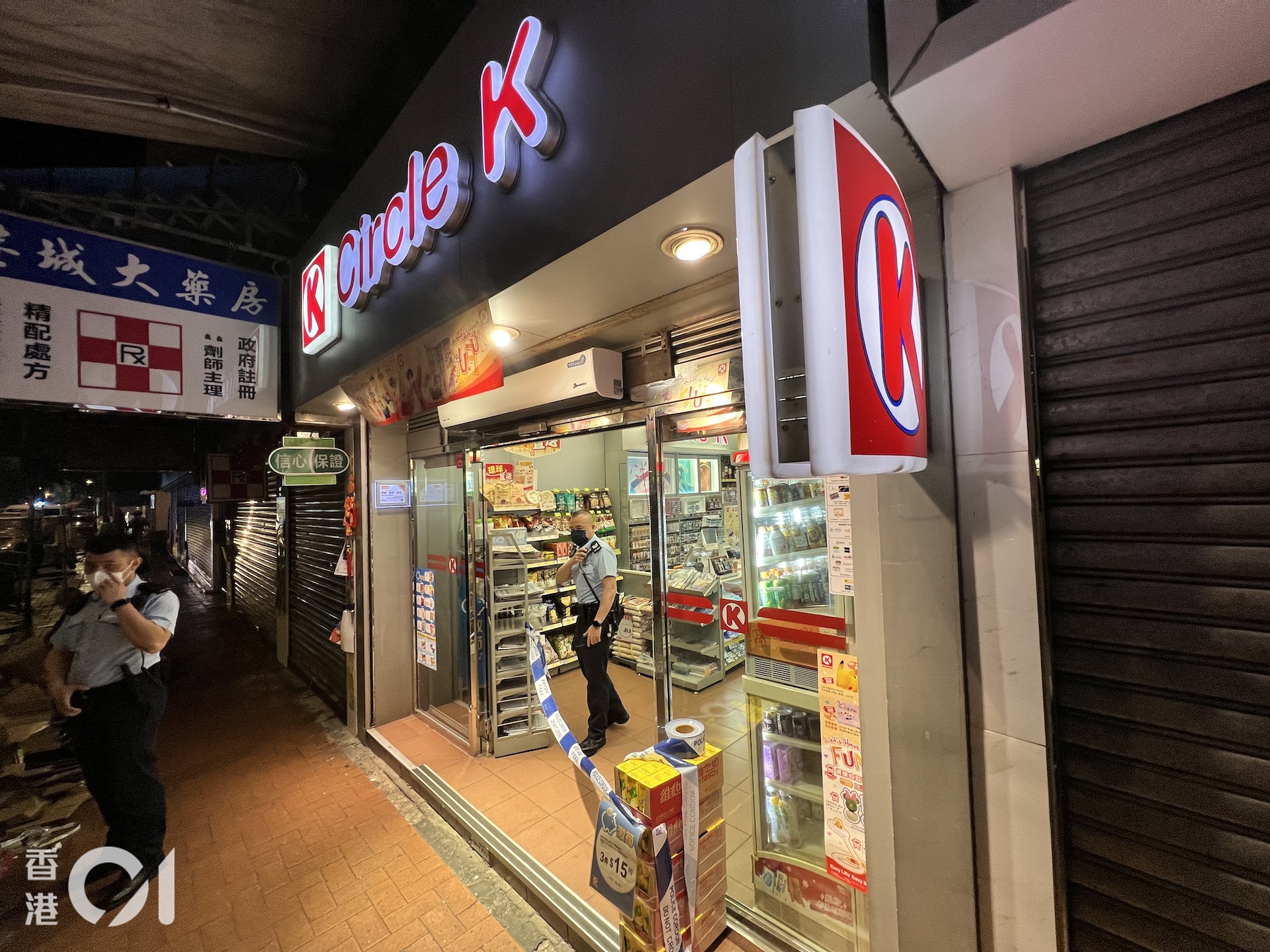 葵芳盛芳街15號一間便利店,遭一名男子闖入企圖行劫,警員接報到場封鎖便利店調查。(朱永倫攝) 葵芳盛芳街15號一間便利店,遭一名男子闖入企圖行劫,警員接報到場封鎖便利店調查。(朱永倫攝)