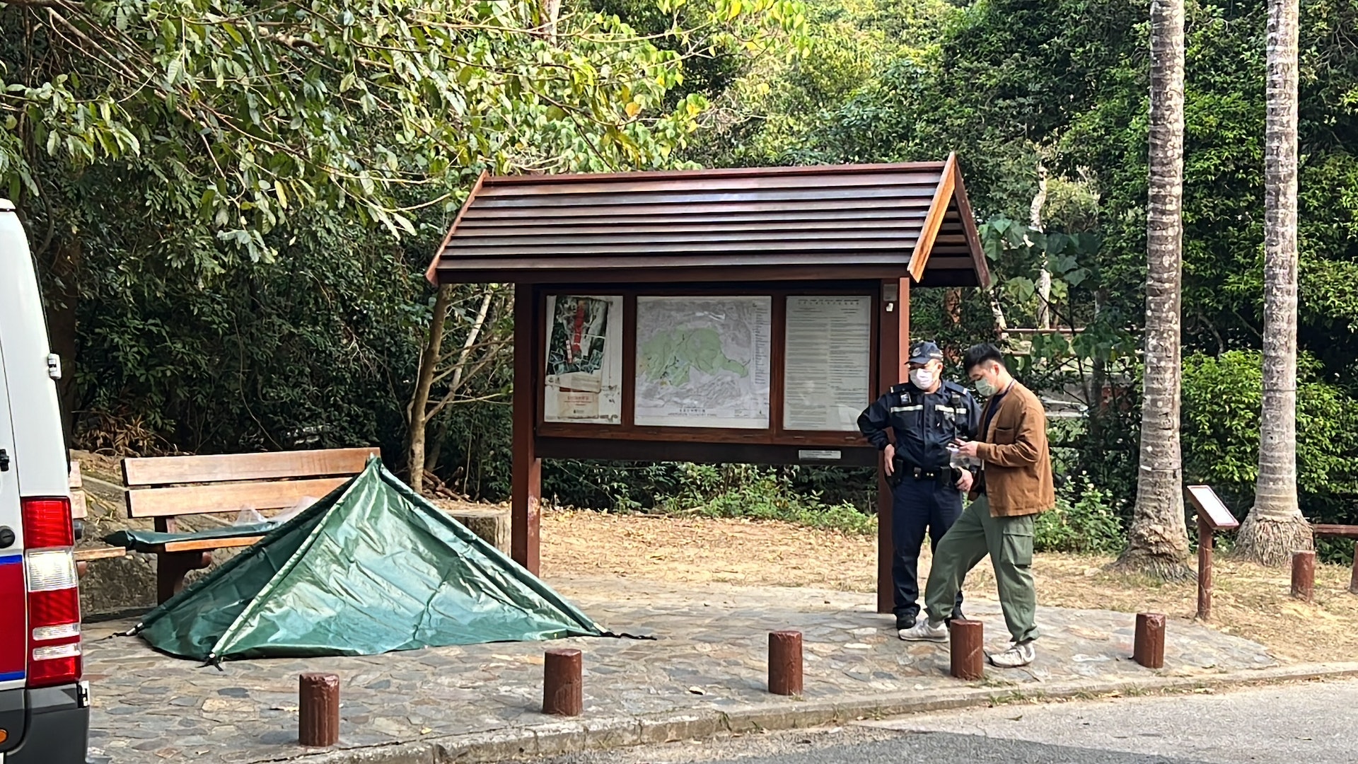消防員將遺體移離主壩。(翁鈺輝攝) 消防員將遺體移離主壩。(翁鈺輝攝)