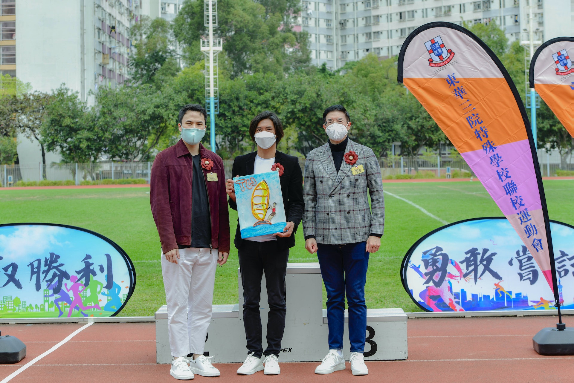 東華三院主席兼名譽校監馬清揚(右一)和東華三院副主席兼學務委員會主任委員何猷啟(左一)頒發記念品予香港體育學院滑浪風帆總教練陳敬然(中)。(東華三院提供) 東華三院主席兼名譽校監馬清揚(右一)和東華三院副主席兼學務委員會主任委員何猷啟(左一)頒發記念品予香港體育學院滑浪風帆總教練陳敬然(中)。(東華三院提供)