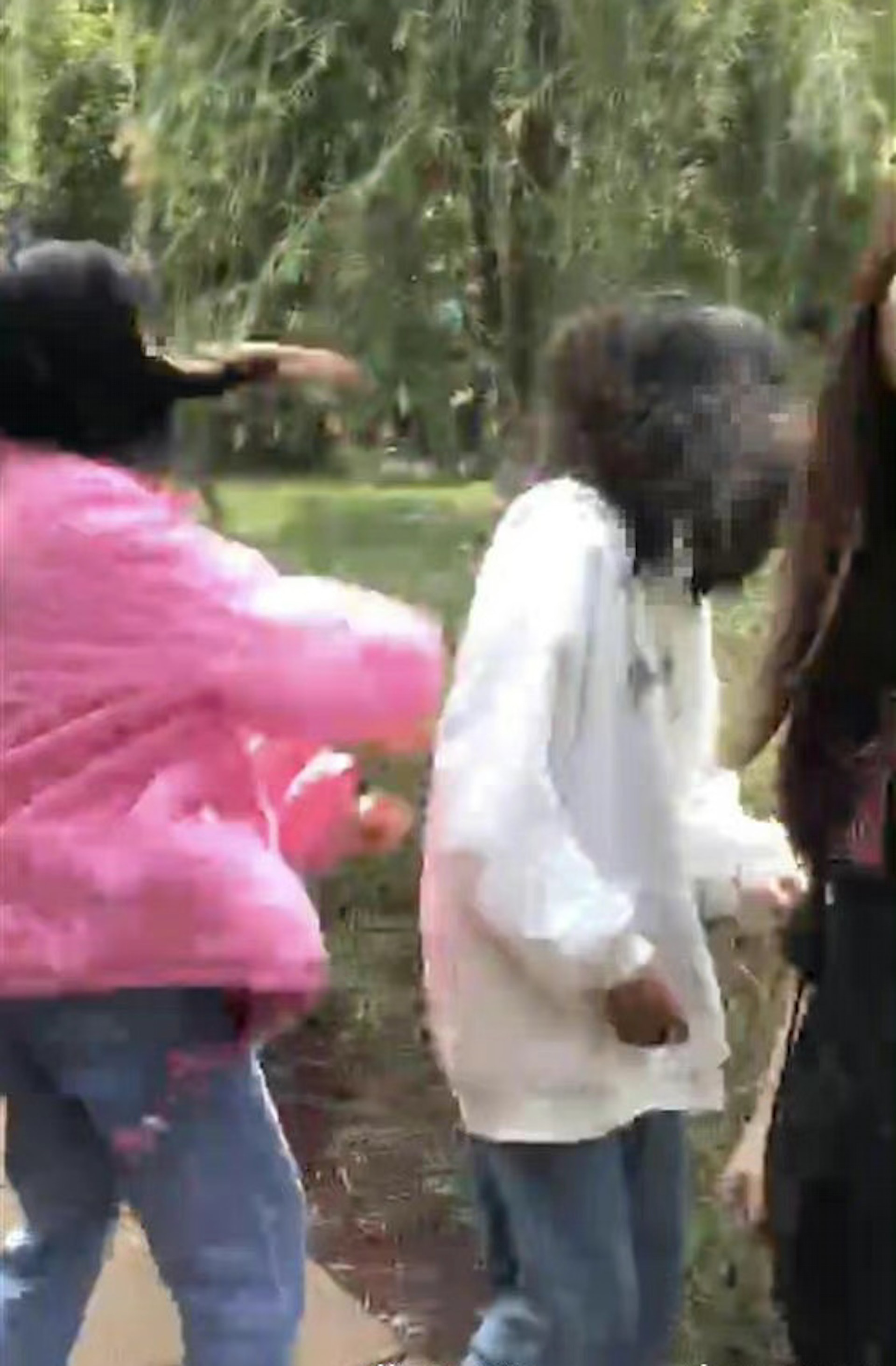 雲南一名女孩被多人輪流扇耳光致血流不止。(影片截圖) 雲南一名女孩被多人輪流扇耳光致血流不止。(影片截圖)