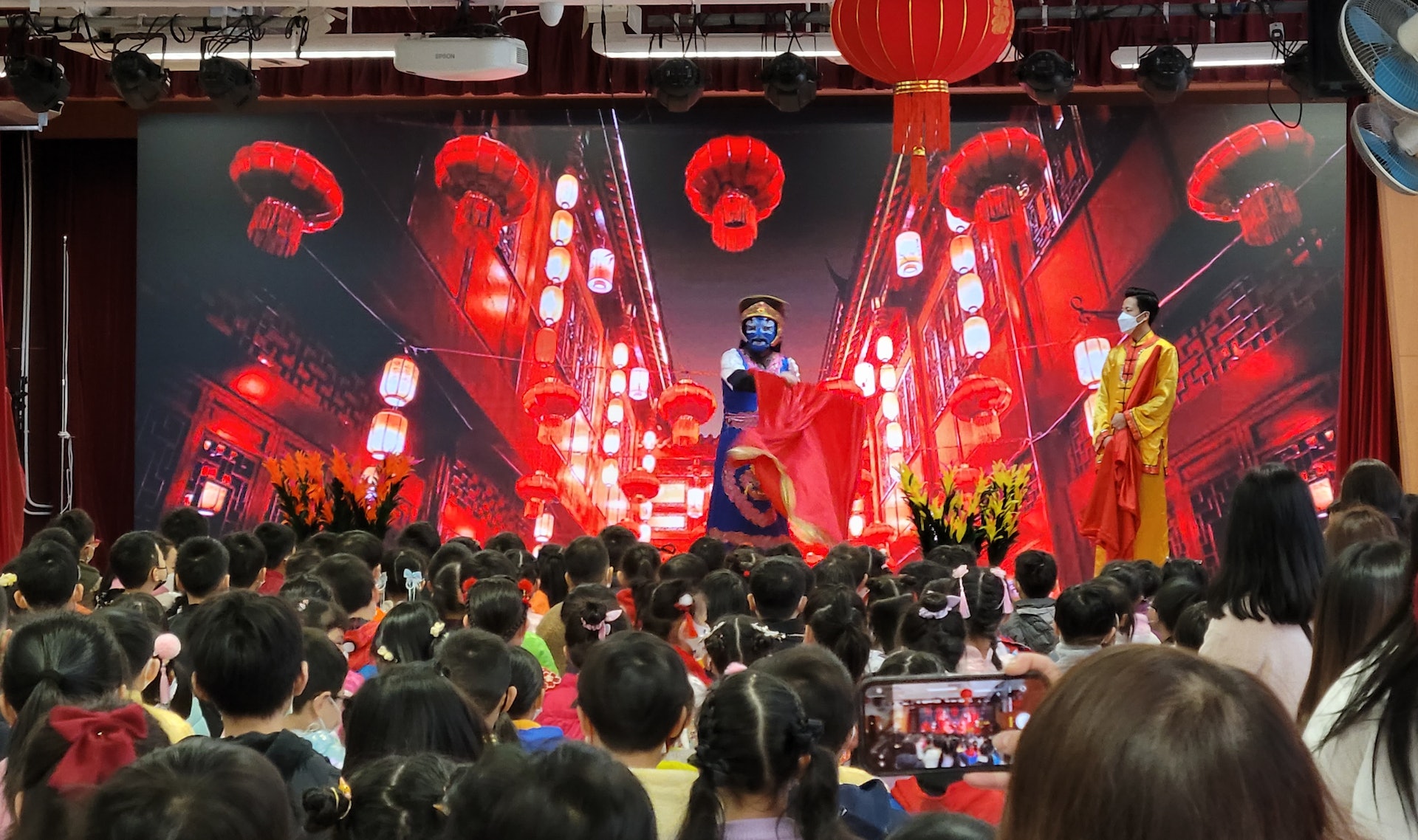 梁師傅表演「變臉」。(大角嘴天主教小學提供) 梁師傅表演「變臉」。(大角嘴天主教小學提供)