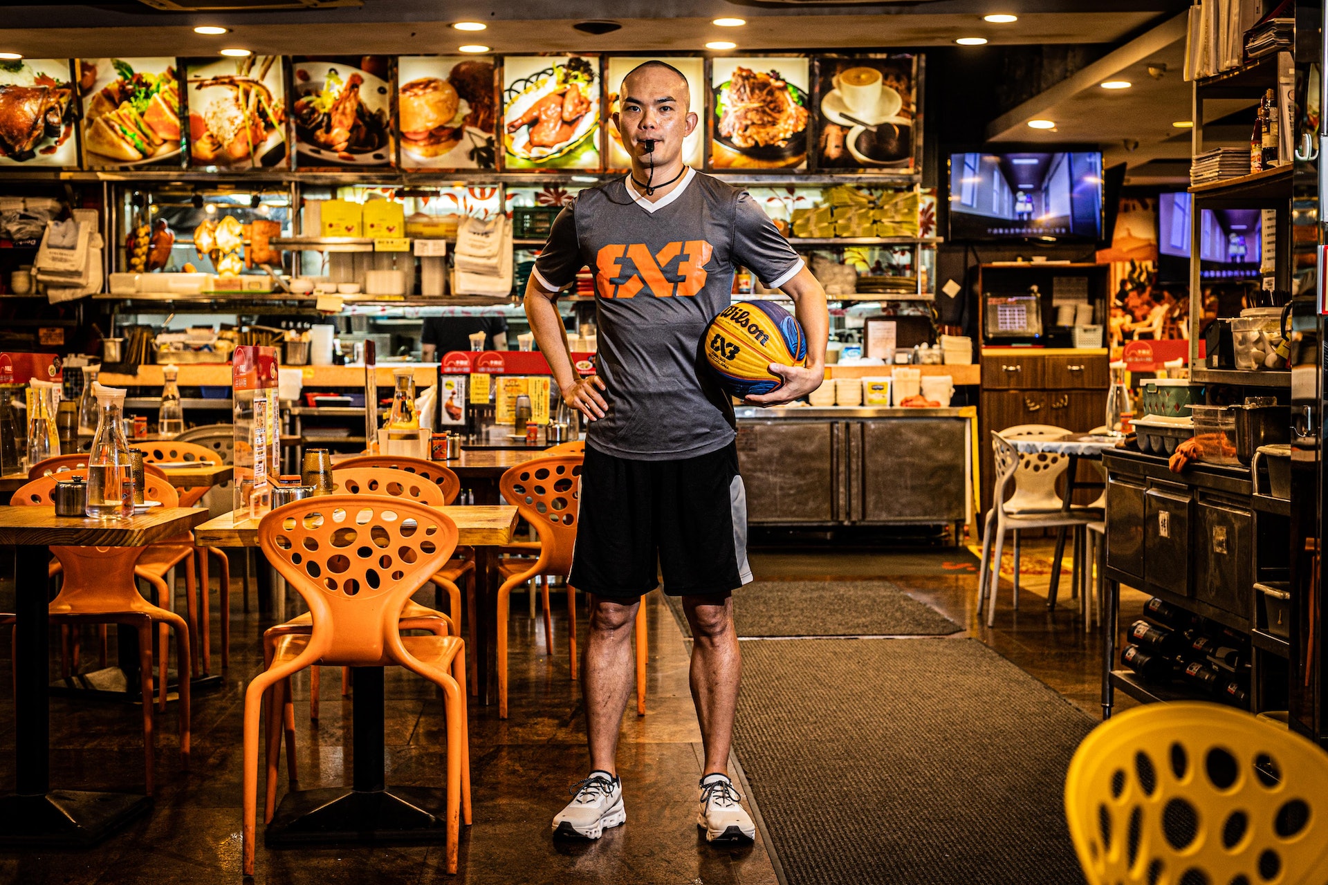 【香港製造・灣仔薔紅】何明達,香港人,國際籃聯裁判導師、東京奧運三人籃球主裁判。(余俊亮攝) 【香港製造・灣仔薔紅】何明達,香港人,國際籃聯裁判導師、東京奧運三人籃球主裁判。(余俊亮攝)