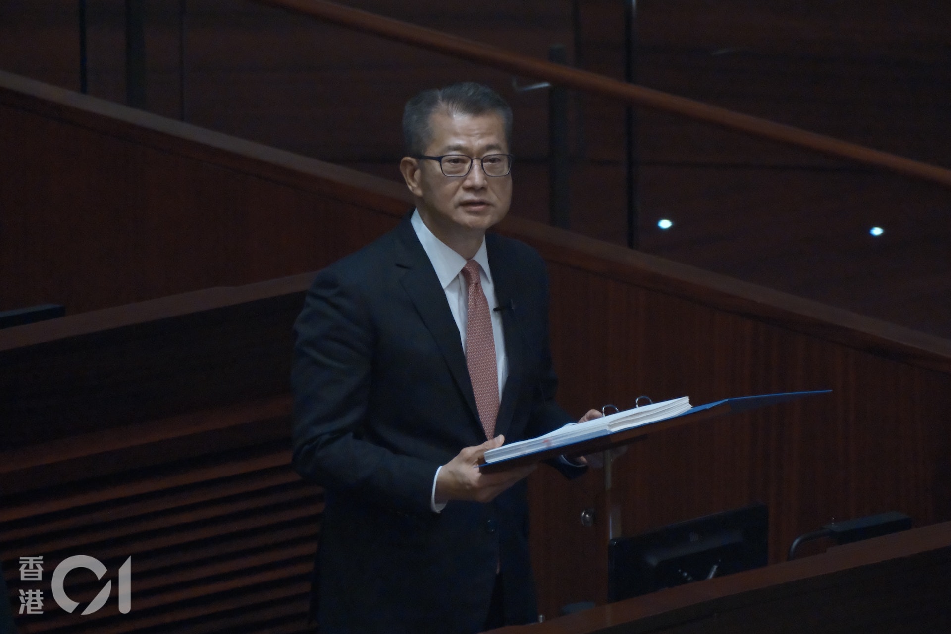 2月22日,陳茂波宣讀今屆政府第一份財政預算案。(盧翊銘攝) 2月22日,陳茂波宣讀今屆政府第一份財政預算案。(盧翊銘攝)
