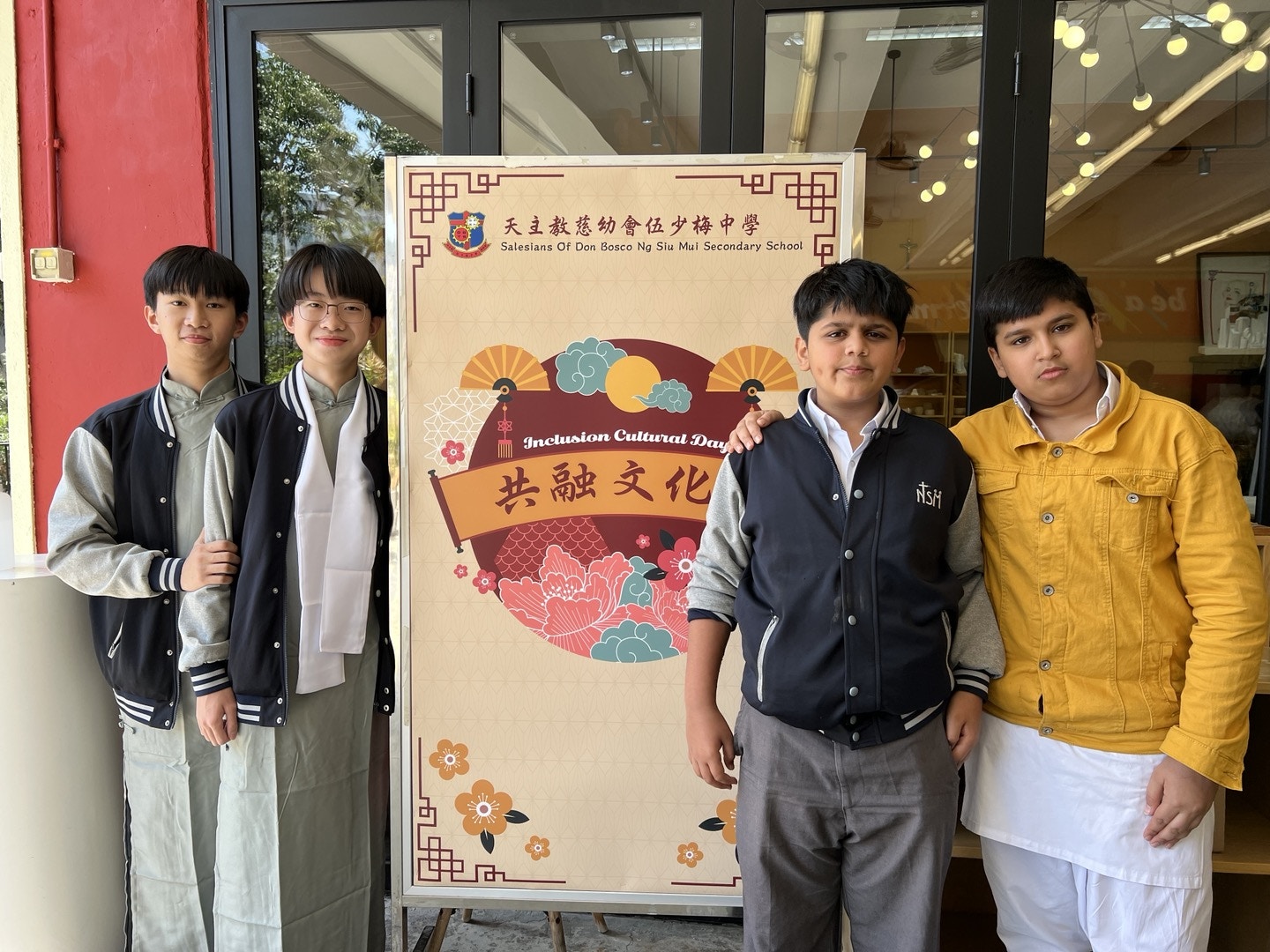 有份參與文化共融日的中五生吳睿哲、中三生邱申惠、非華裔中一生阿杜拉及非華裔中二生馬超強（左至右）。（翁曼琛攝）