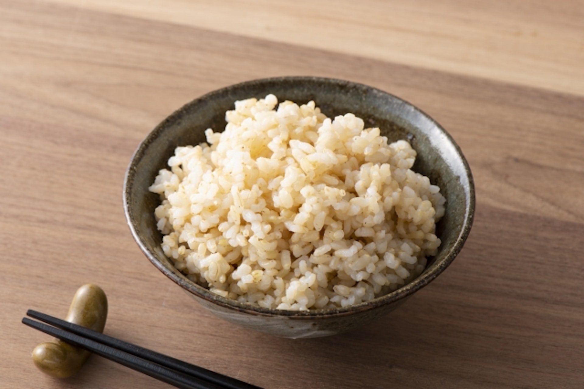吳瀟娜指維他命B雜可幫助抑制嘔吐感，來源包括五穀類如糙米、蛋。（photoAC圖片）