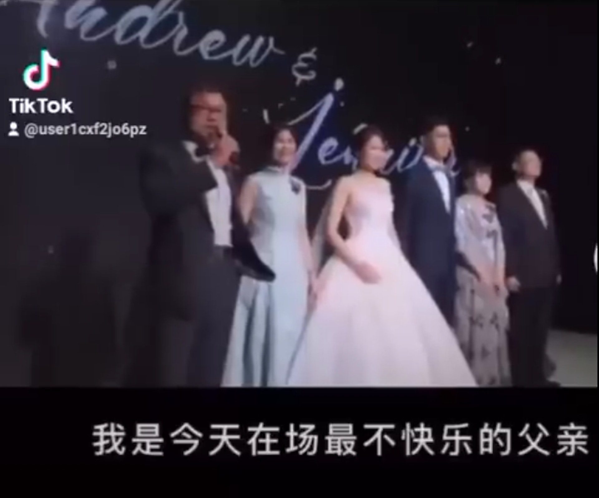 近日網路上流傳一段影片,一名爸爸在女兒婚禮的致詞意外成亮點,兩分多鐘內容也讓全場來賓笑翻,更有網友直呼「史上最強的致詞,真的很難超越」。(TikTok@user1cxf2jo6pz) 近日網路上流傳一段影片,一名爸爸在女兒婚禮的致詞意外成亮點,兩分多鐘內容也讓全場來賓笑翻,更有網友直呼「史上最強的致詞,真的很難超越」。(TikTok@user1cxf2jo6pz)