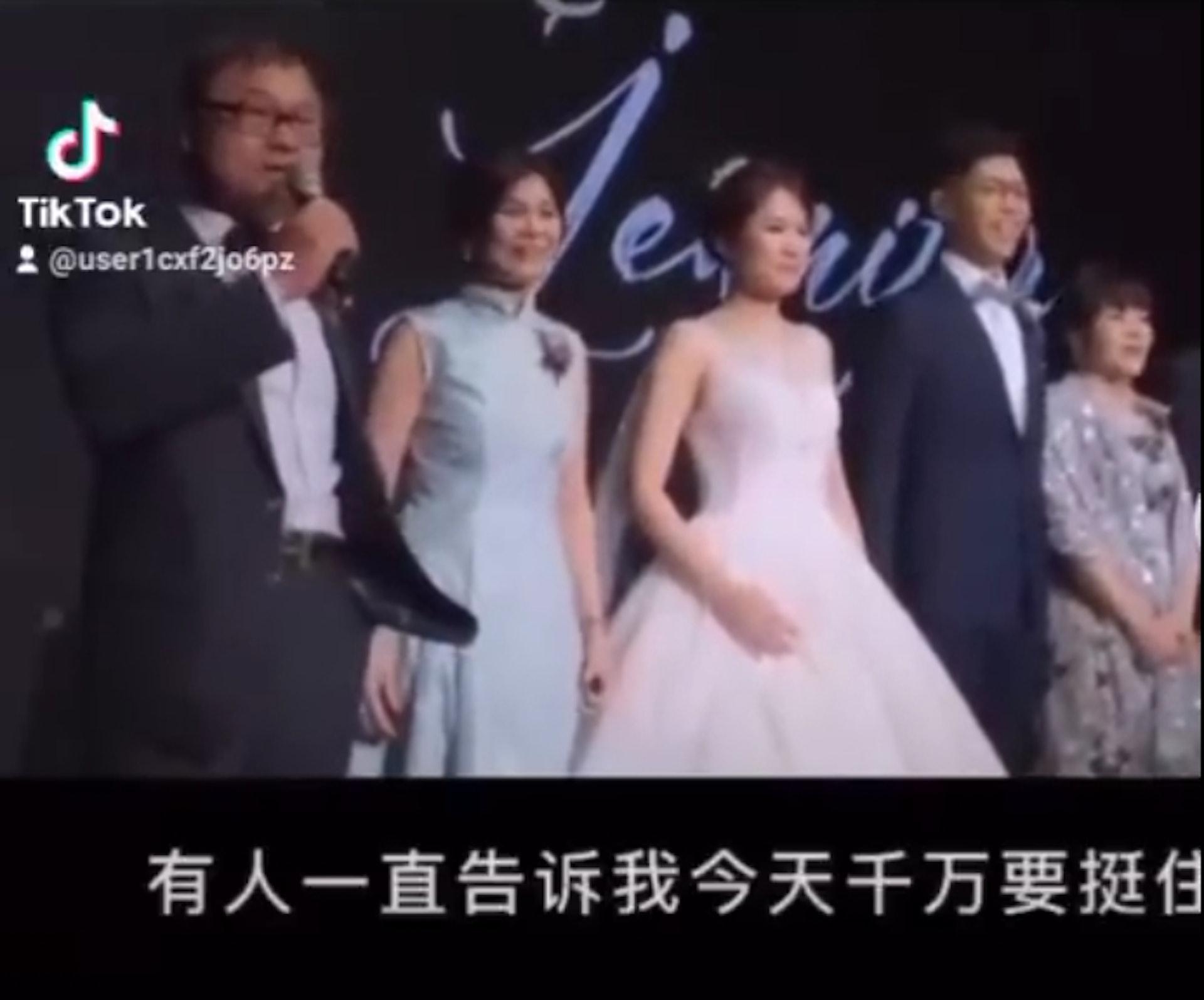 近日網路上流傳一段影片,一名爸爸在女兒婚禮的致詞意外成亮點,兩分多鐘內容也讓全場來賓笑翻,更有網友直呼「史上最強的致詞,真的很難超越」。(TikTok@user1cxf2jo6pz) 近日網路上流傳一段影片,一名爸爸在女兒婚禮的致詞意外成亮點,兩分多鐘內容也讓全場來賓笑翻,更有網友直呼「史上最強的致詞,真的很難超越」。(TikTok@user1cxf2jo6pz)