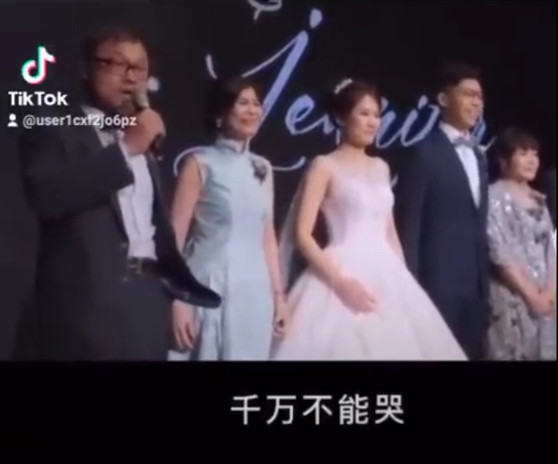 近日網路上流傳一段影片,一名爸爸在女兒婚禮的致詞意外成亮點,兩分多鐘內容也讓全場來賓笑翻,更有網友直呼「史上最強的致詞,真的很難超越」。(TikTok@user1cxf2jo6pz) 近日網路上流傳一段影片,一名爸爸在女兒婚禮的致詞意外成亮點,兩分多鐘內容也讓全場來賓笑翻,更有網友直呼「史上最強的致詞,真的很難超越」。(TikTok@user1cxf2jo6pz)