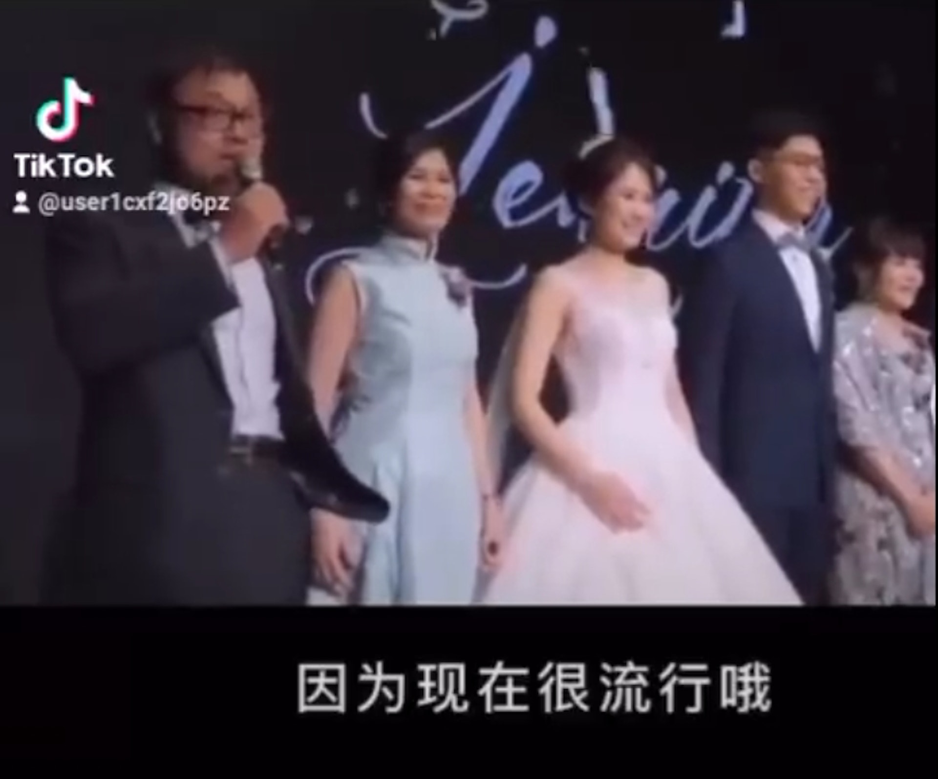 近日網路上流傳一段影片,一名爸爸在女兒婚禮的致詞意外成亮點,兩分多鐘內容也讓全場來賓笑翻,更有網友直呼「史上最強的致詞,真的很難超越」。(TikTok@user1cxf2jo6pz) 近日網路上流傳一段影片,一名爸爸在女兒婚禮的致詞意外成亮點,兩分多鐘內容也讓全場來賓笑翻,更有網友直呼「史上最強的致詞,真的很難超越」。(TikTok@user1cxf2jo6pz)