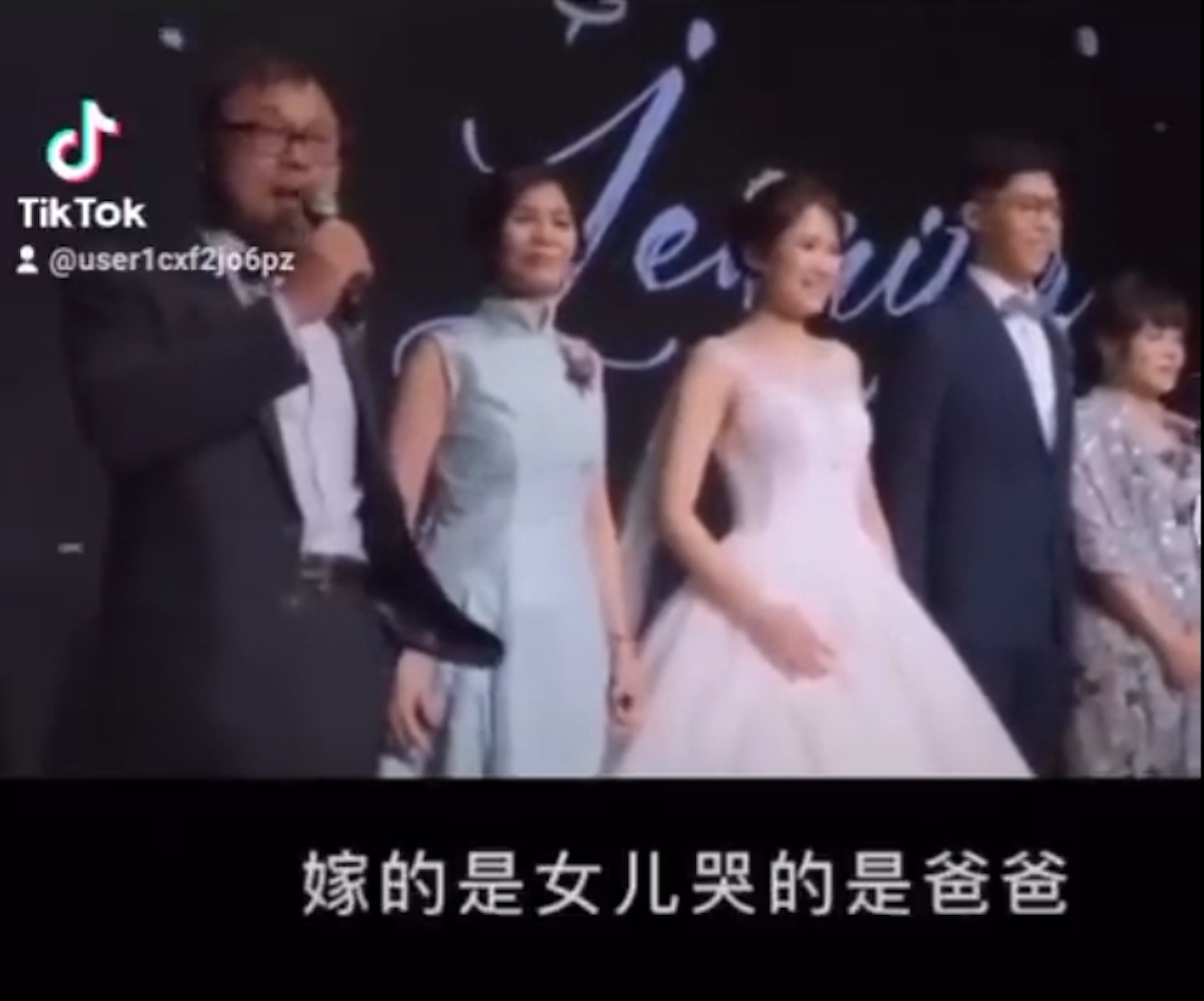 近日網路上流傳一段影片,一名爸爸在女兒婚禮的致詞意外成亮點,兩分多鐘內容也讓全場來賓笑翻,更有網友直呼「史上最強的致詞,真的很難超越」。(TikTok@user1cxf2jo6pz) 近日網路上流傳一段影片,一名爸爸在女兒婚禮的致詞意外成亮點,兩分多鐘內容也讓全場來賓笑翻,更有網友直呼「史上最強的致詞,真的很難超越」。(TikTok@user1cxf2jo6pz)