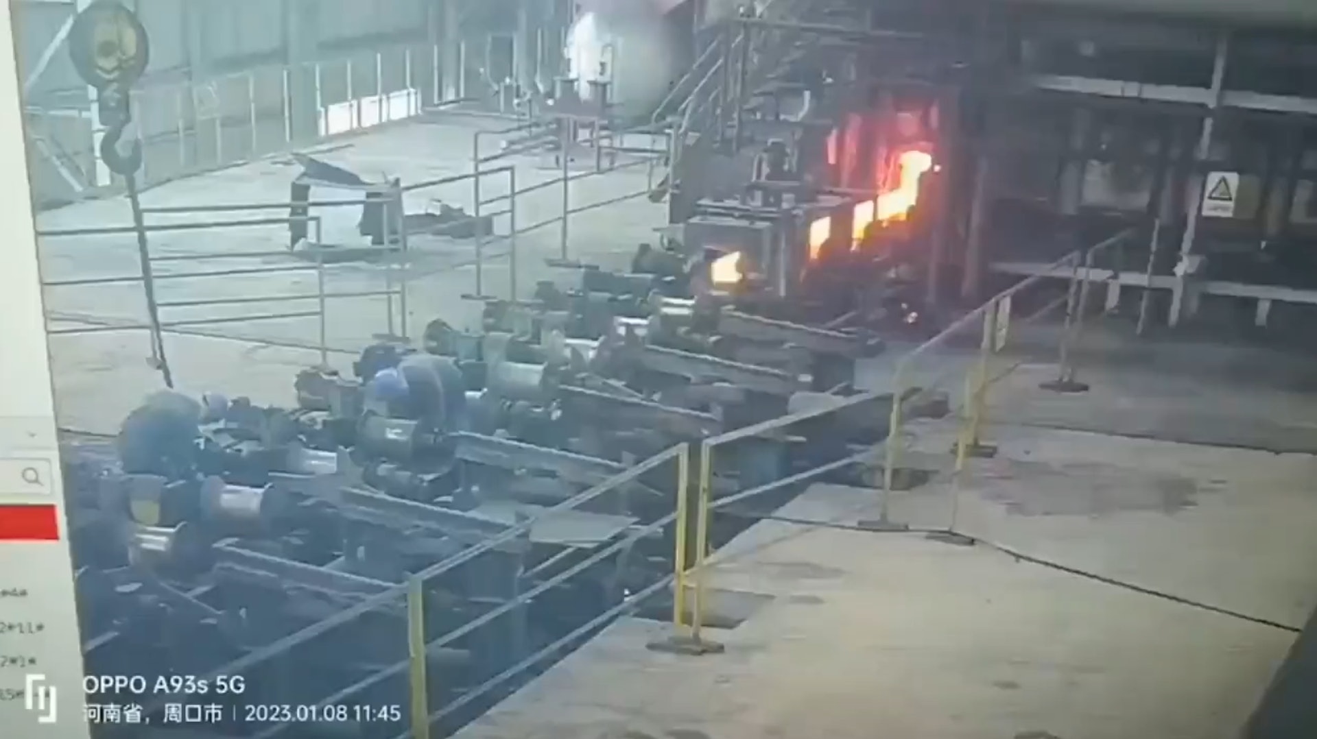 河南省周口市一名鋼鐵廠工人,日前正彎腰專心工作,沒有留意身後,結果下秒被一根燒得火紅的鋼條直接「爆肛」。(搜狐影片截圖) 河南省周口市一名鋼鐵廠工人,日前正彎腰專心工作,沒有留意身後,結果下秒被一根燒得火紅的鋼條直接「爆肛」。(搜狐影片截圖)