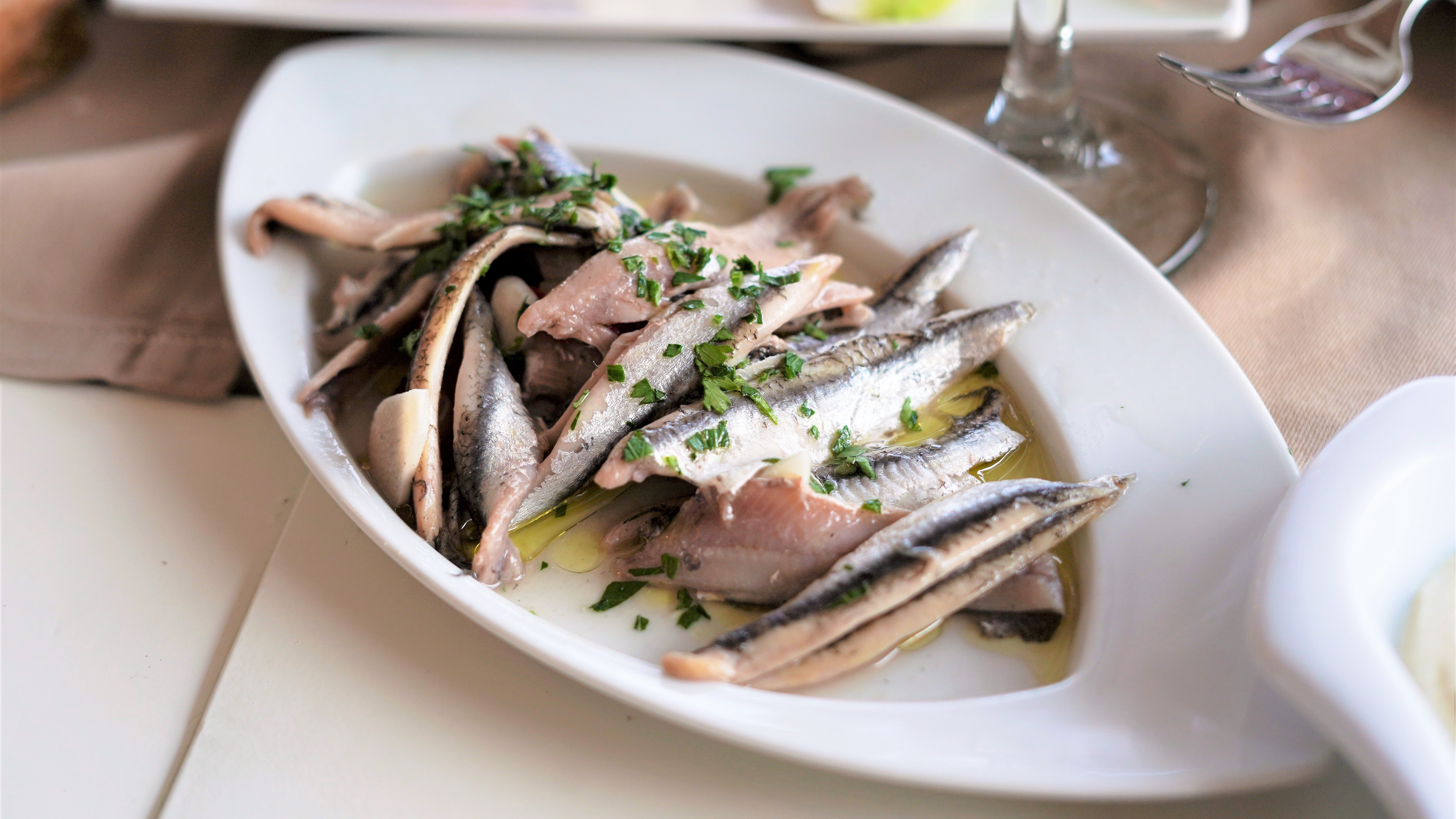 魚背青色的魚含不飽和脂肪酸較多助加促血液流通。(Unsplash)