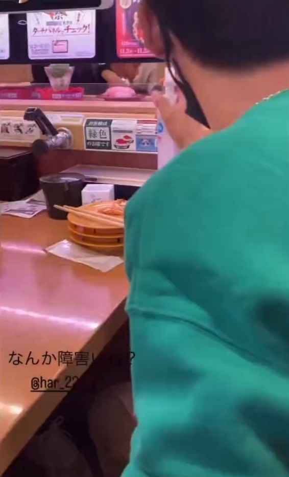 根據在社群媒體上流傳的長約12秒影片可見，該名少年拿著酒精噴霧罐，先對著迴轉壽司盤上的商品指示牌猛噴，接著再將酒精噴向多個轉到他面前的壽司盤子，一旁友人沒有制止，而是將其拍下後放到IG限動。（Twitter@gekibuzz）