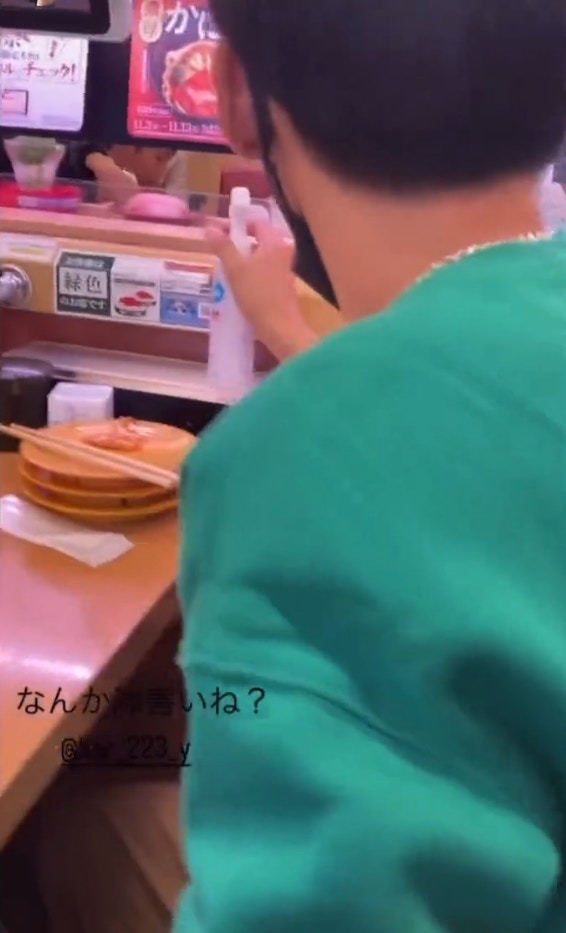 根據在社群媒體上流傳的長約12秒影片可見，該名少年拿著酒精噴霧罐，先對著迴轉壽司盤上的商品指示牌猛噴，接著再將酒精噴向多個轉到他面前的壽司盤子，一旁友人沒有制止，而是將其拍下後放到IG限動。（Twitter@gekibuzz）