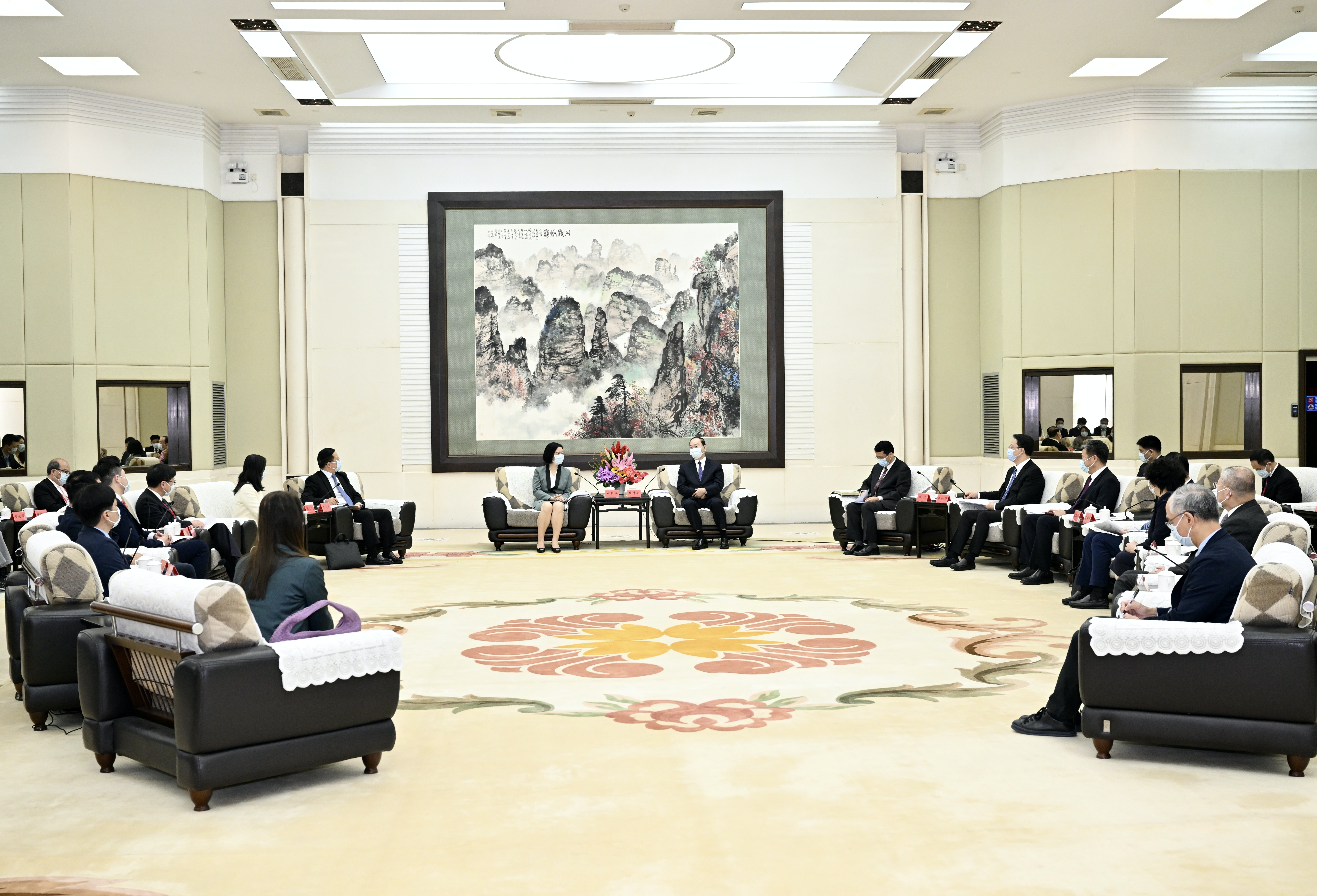 香港傳媒高層人士大灣區參訪團今早（2月24日）獲廣東省省委書記黃坤明接見，雙方暢談超過兩個小時。