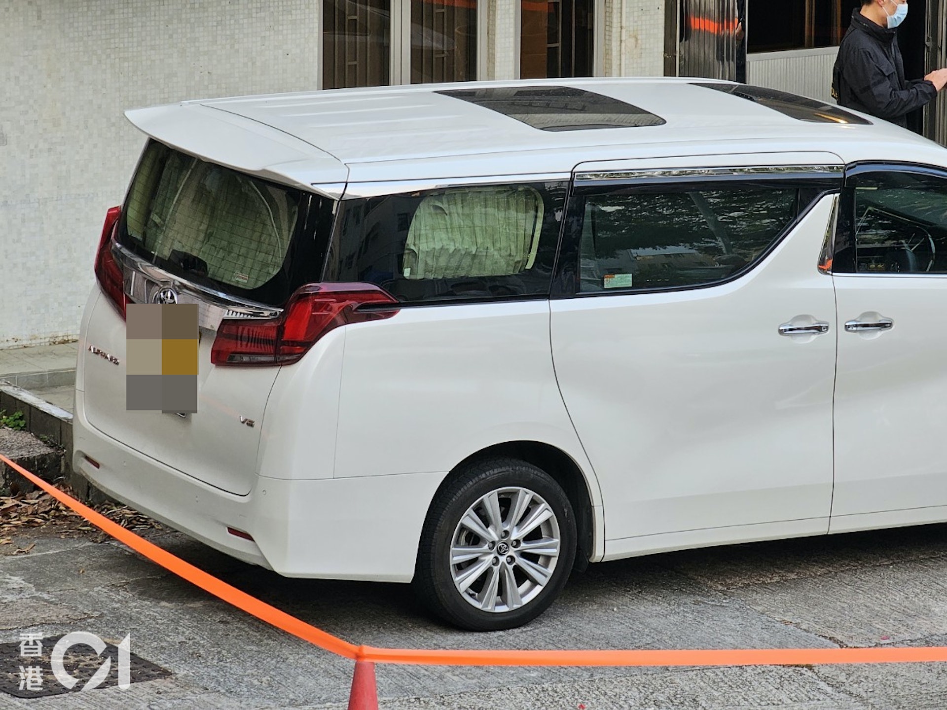 28歲本港名媛蔡天鳳Abby Choi被發現在大埔龍尾被殺身亡,更遭人碎屍,大批警員今日(24日)傍晚在龍尾村調查。(梁偉權攝) 28歲本港名媛蔡天鳳Abby Choi被發現在大埔龍尾被殺身亡,更遭人碎屍,大批警員今日(24日)傍晚在龍尾村調查。(梁偉權攝)