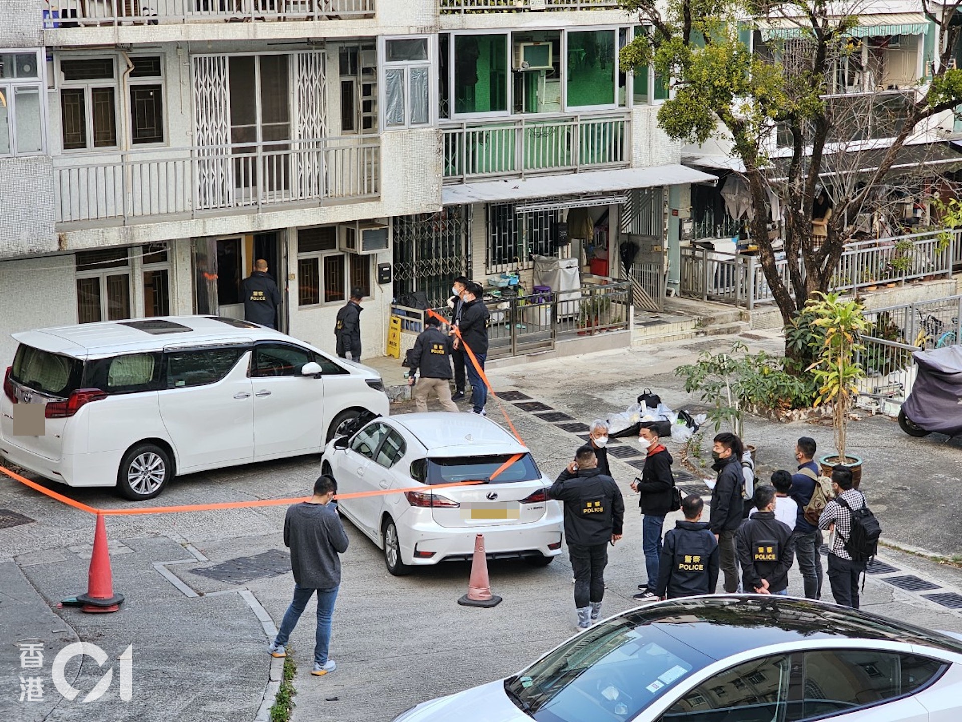 28歲本港名媛蔡天鳳Abby Choi被發現在大埔龍尾被殺身亡,更遭人碎屍,大批警員今日(24日)傍晚在龍尾村調查。(梁偉權攝) 28歲本港名媛蔡天鳳Abby Choi被發現在大埔龍尾被殺身亡,更遭人碎屍,大批警員今日(24日)傍晚在龍尾村調查。(梁偉權攝)