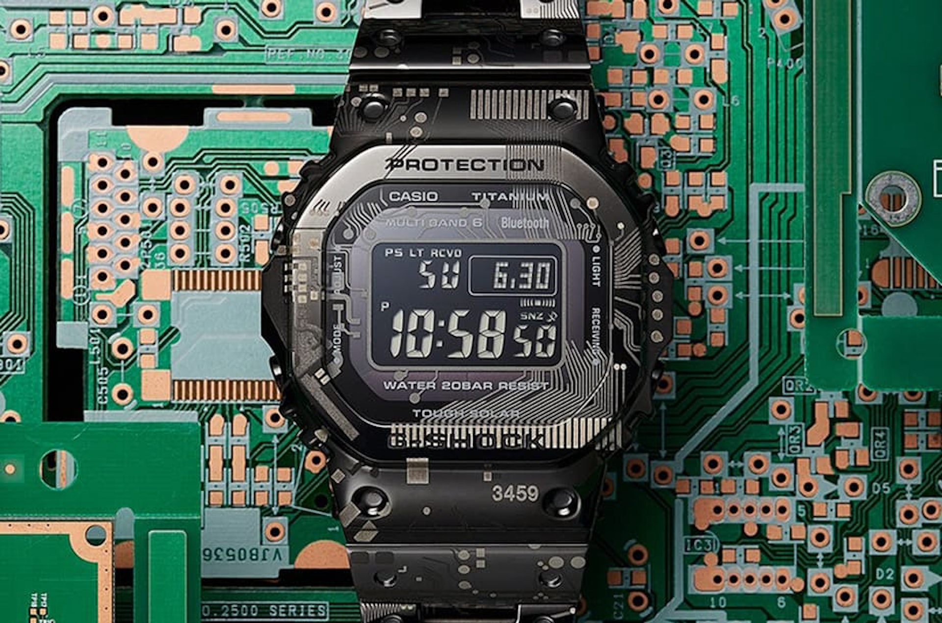 G-SHOCK曾在前幾年推出以綠色電路板圖案為概念的作品DWE-5600CC-3,錶款獨特的外觀加上可以替換錶殼與錶帶的設計讓人印象深刻。(CASIO) G-SHOCK曾在前幾年推出以綠色電路板圖案為概念的作品DWE-5600CC-3,錶款獨特的外觀加上可以替換錶殼與錶帶的設計讓人印象深刻。(CASIO)