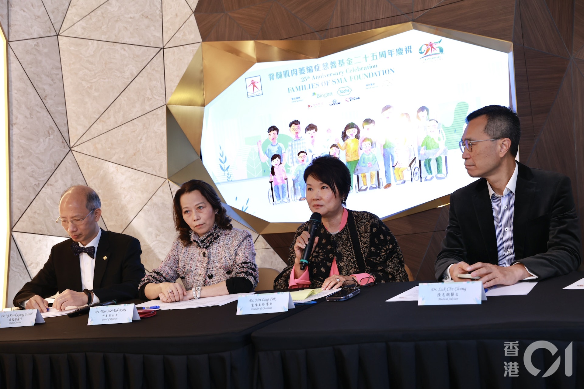 霍陳美玲（右二）表示，樂見有新藥引進香港。(黃寶瑩攝)