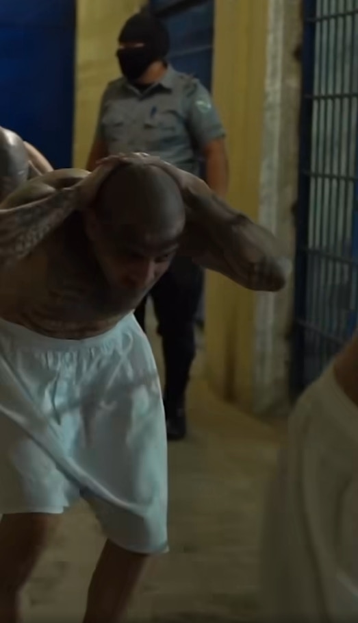 有片︱薩爾瓦多轉移2000囚犯入最大監獄猶如犯罪電影拍攝場景