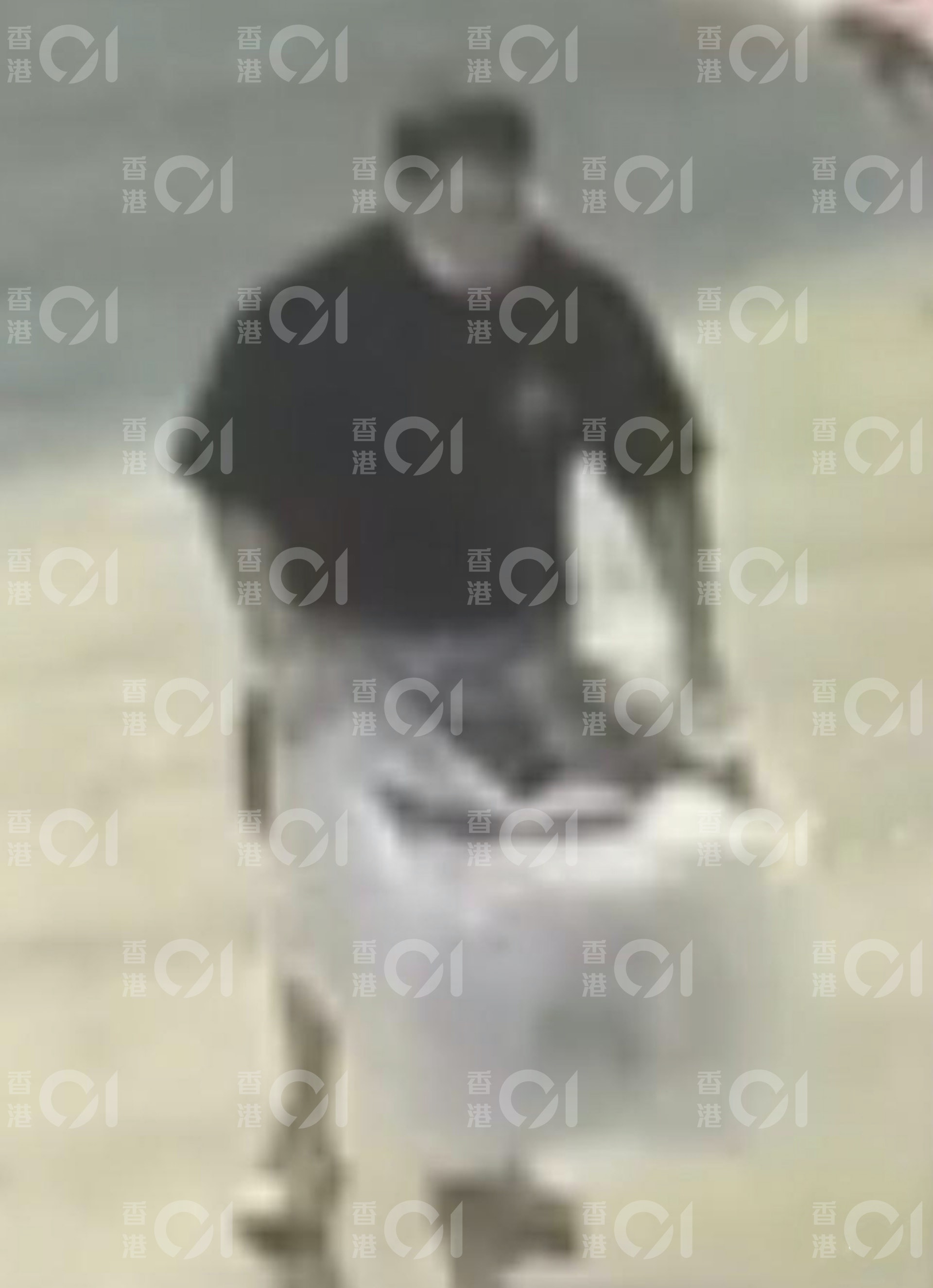 一張閉路電視截圖可見,一名男子手持一個膠箱。 一張閉路電視截圖可見,一名男子手持一個膠箱。