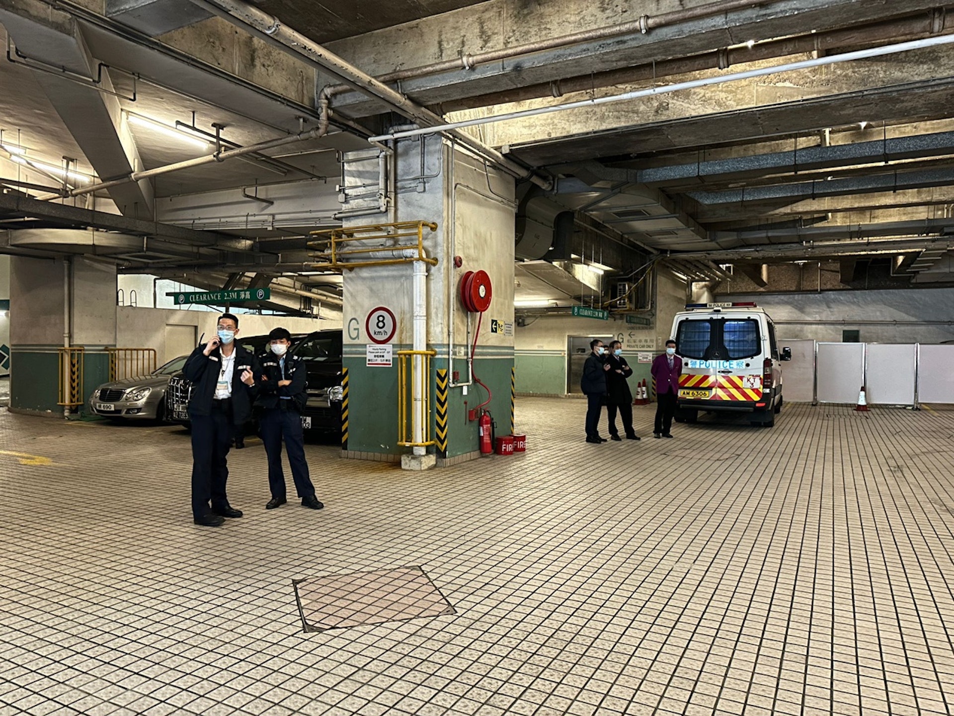 涉事客貨車在屏風後方位置,警員到場調查。