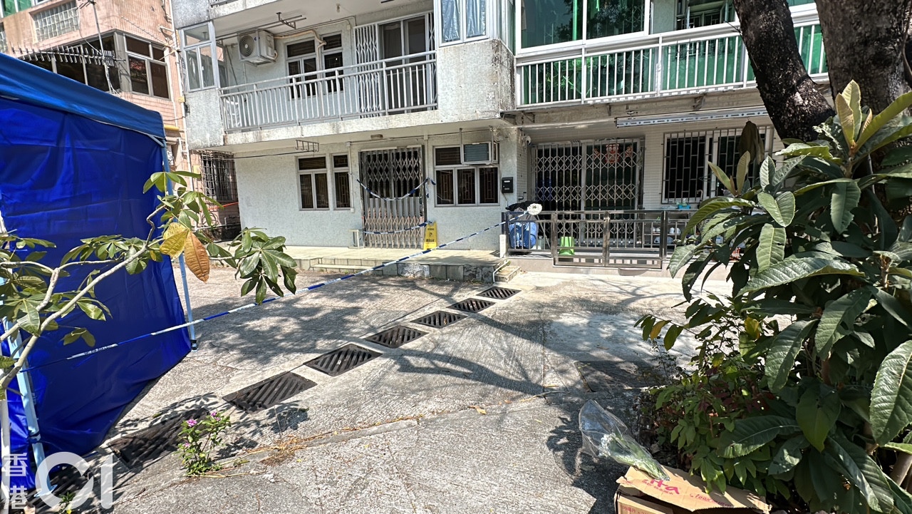 發現遇害名媛蔡天鳳Abby Choi殘肢的大埔龍尾村村屋仍被警方封鎖，並有警員駐守。（馬耀文攝）