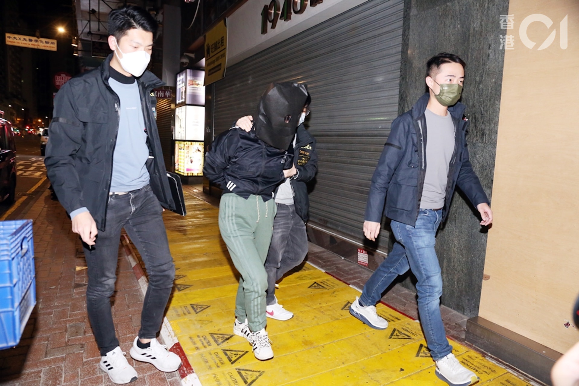 被捕情婦由警員押返灣仔單位搜查。(資料圖片/陳永武攝) 被捕情婦由警員押返灣仔單位搜查。(資料圖片/陳永武攝)