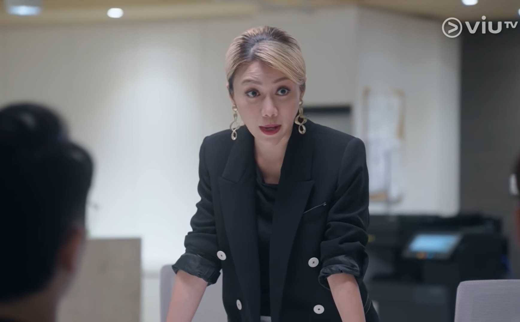下屬當眾鬧爆偏私老細　更掀起同事辭職潮　但網民卻建議應留職