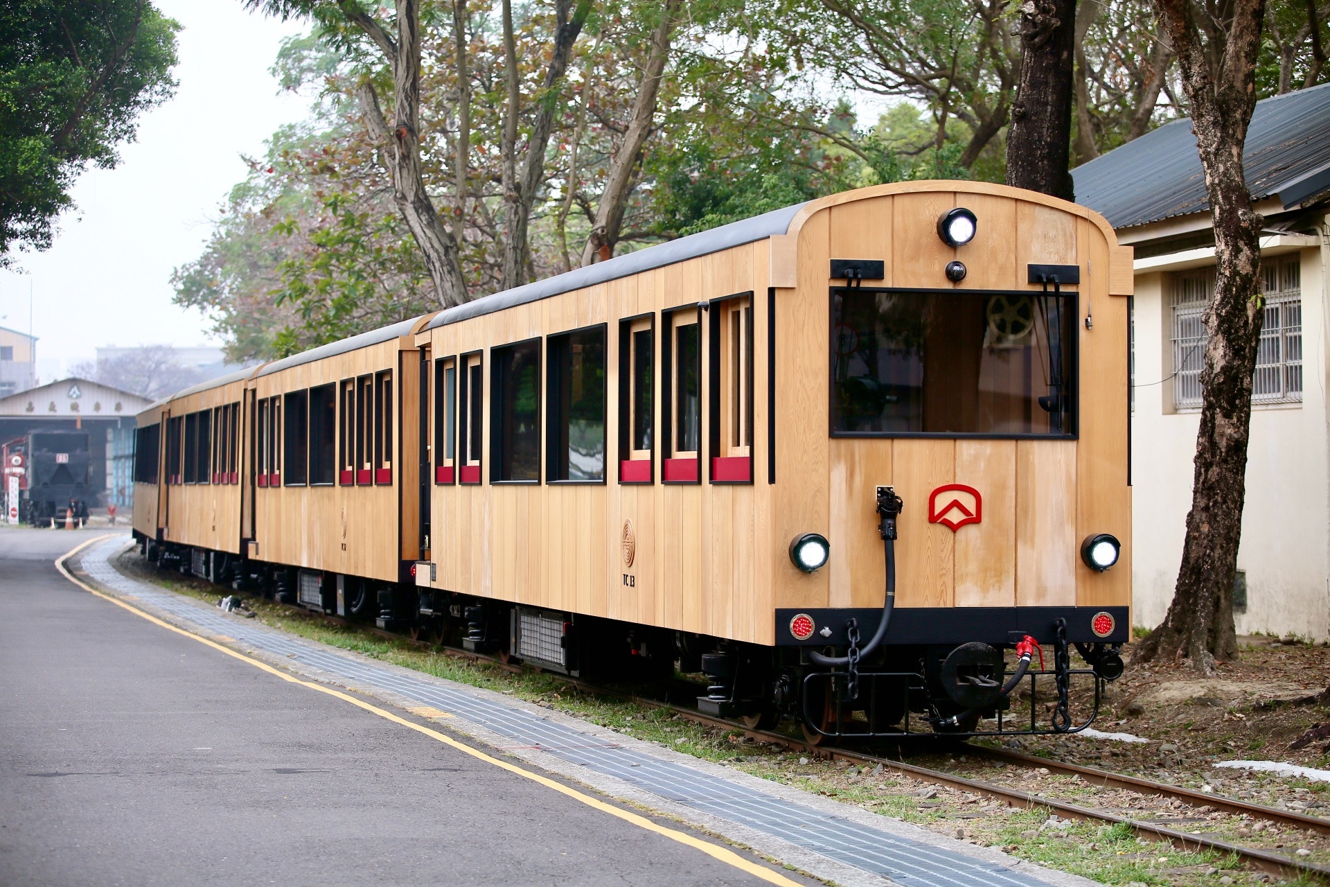 台灣景點｜阿里山林鐵新列車試運！檜木車廂、座位旁設大窗睇靚景