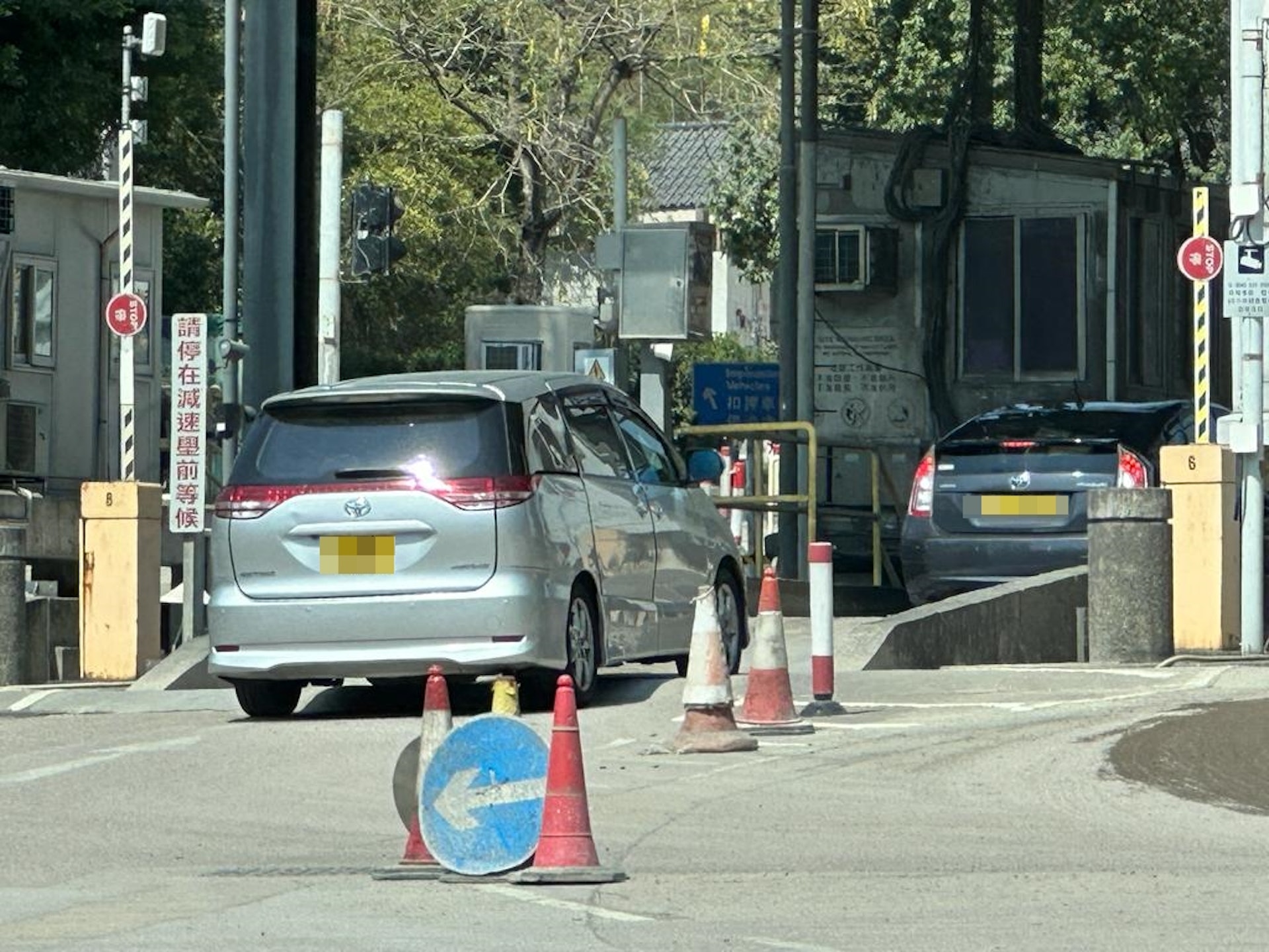 多輛私家車進入堆填區。(香港01記者攝) 多輛私家車進入堆填區。(香港01記者攝)