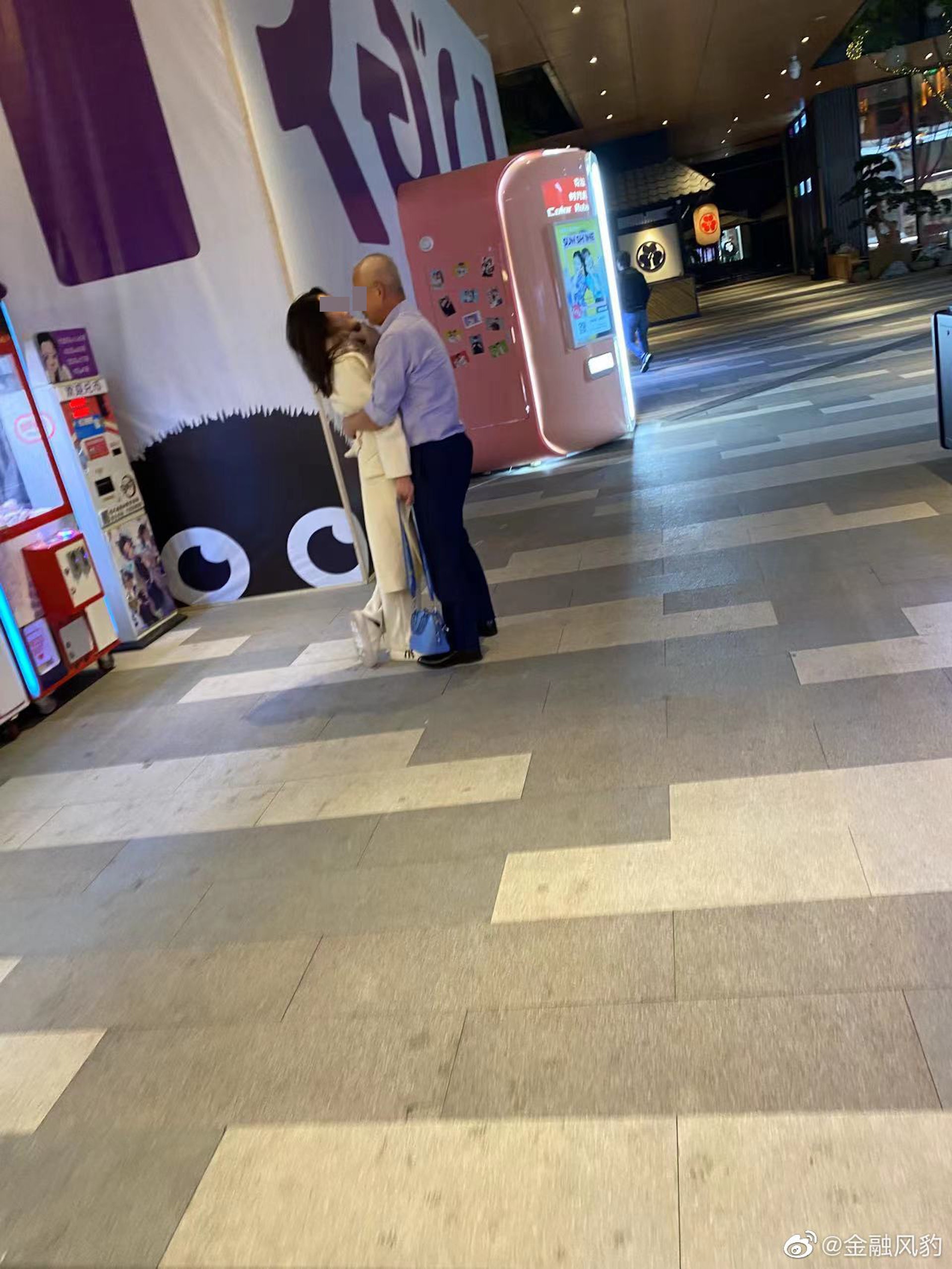 近日內地網上瘋傳數張照片,顯示1名光頭大叔在街頭摟摟其女伴,不久更到旁邊的自拍亭內「激戰」,(微博圖片) 近日內地網上瘋傳數張照片,顯示1名光頭大叔在街頭摟摟其女伴,不久更到旁邊的自拍亭內「激戰」,(微博圖片)