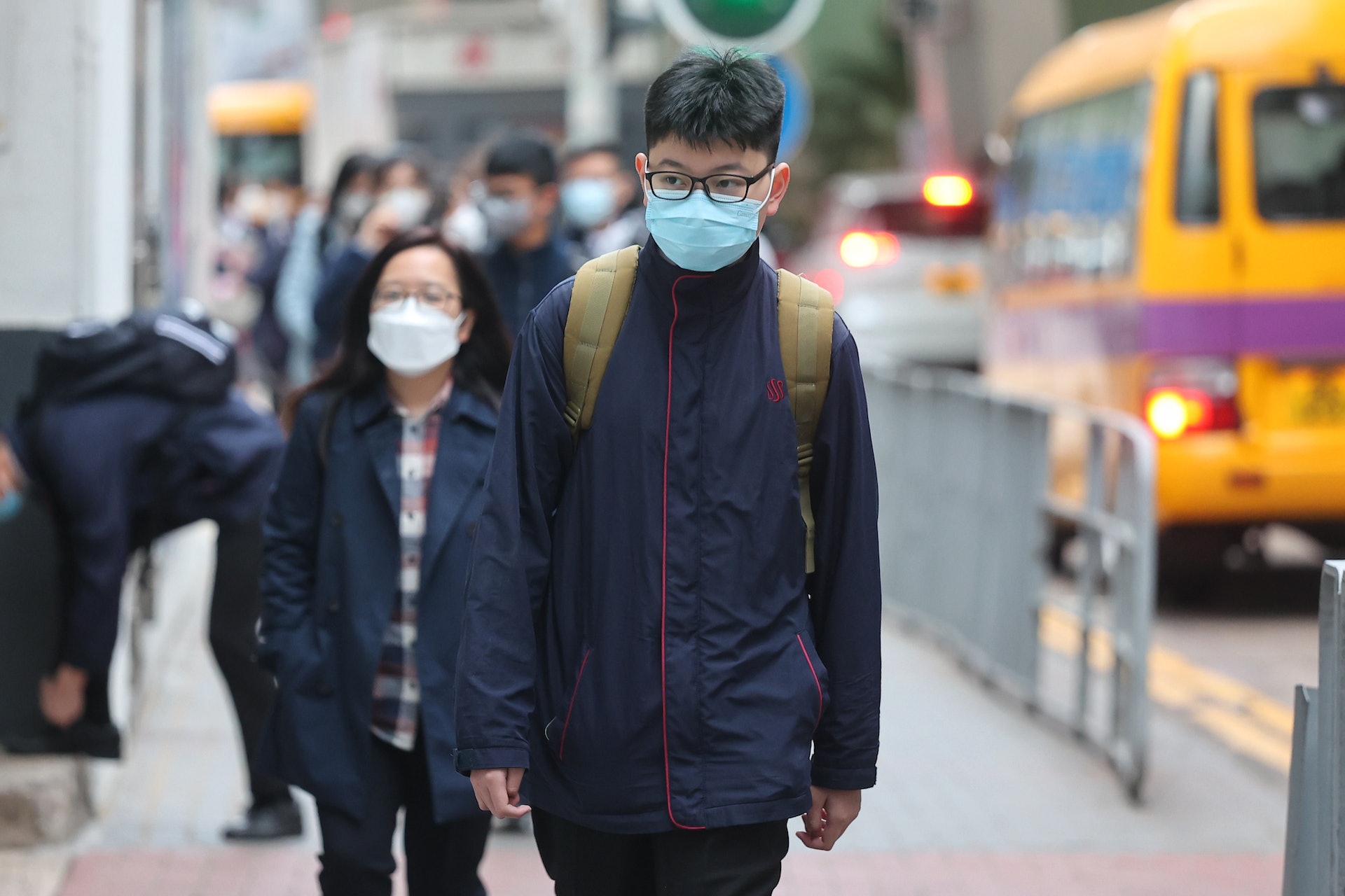消息指政府今日(28日)將公布最快於明日(3月1日)起撤銷室內及室外口罩令,學校最新安排有待公布。(張浩維攝) 消息指政府今日(28日)將公布最快於明日(3月1日)起撤銷室內及室外口罩令,學校最新安排有待公布。(張浩維攝)