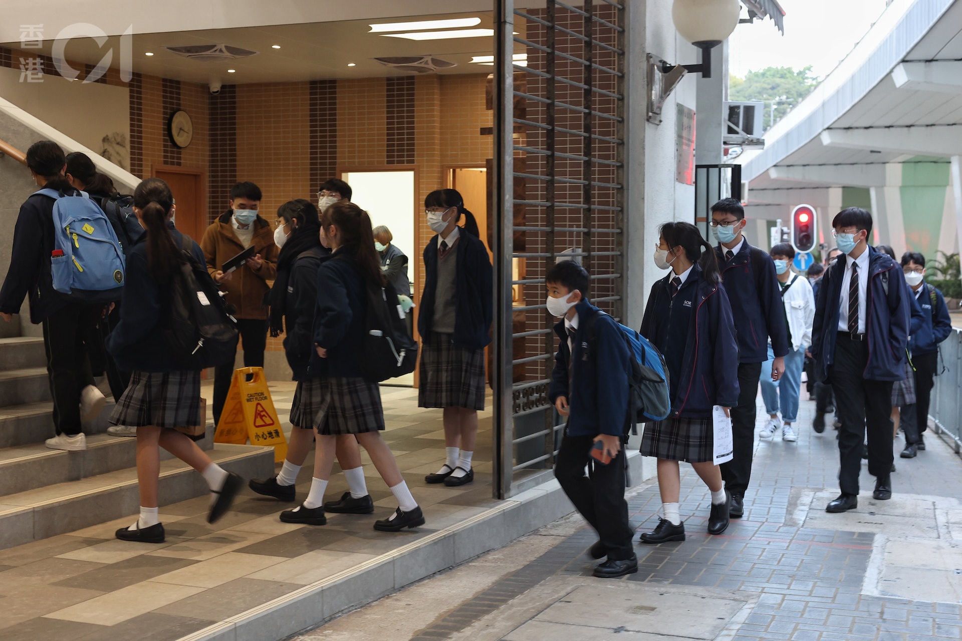 中學生3月1日起無需每日上學前快測,在2月28日,創知中學學生均表示感到高興。(張浩維攝) 中學生3月1日起無需每日上學前快測,在2月28日,創知中學學生均表示感到高興。(張浩維攝)