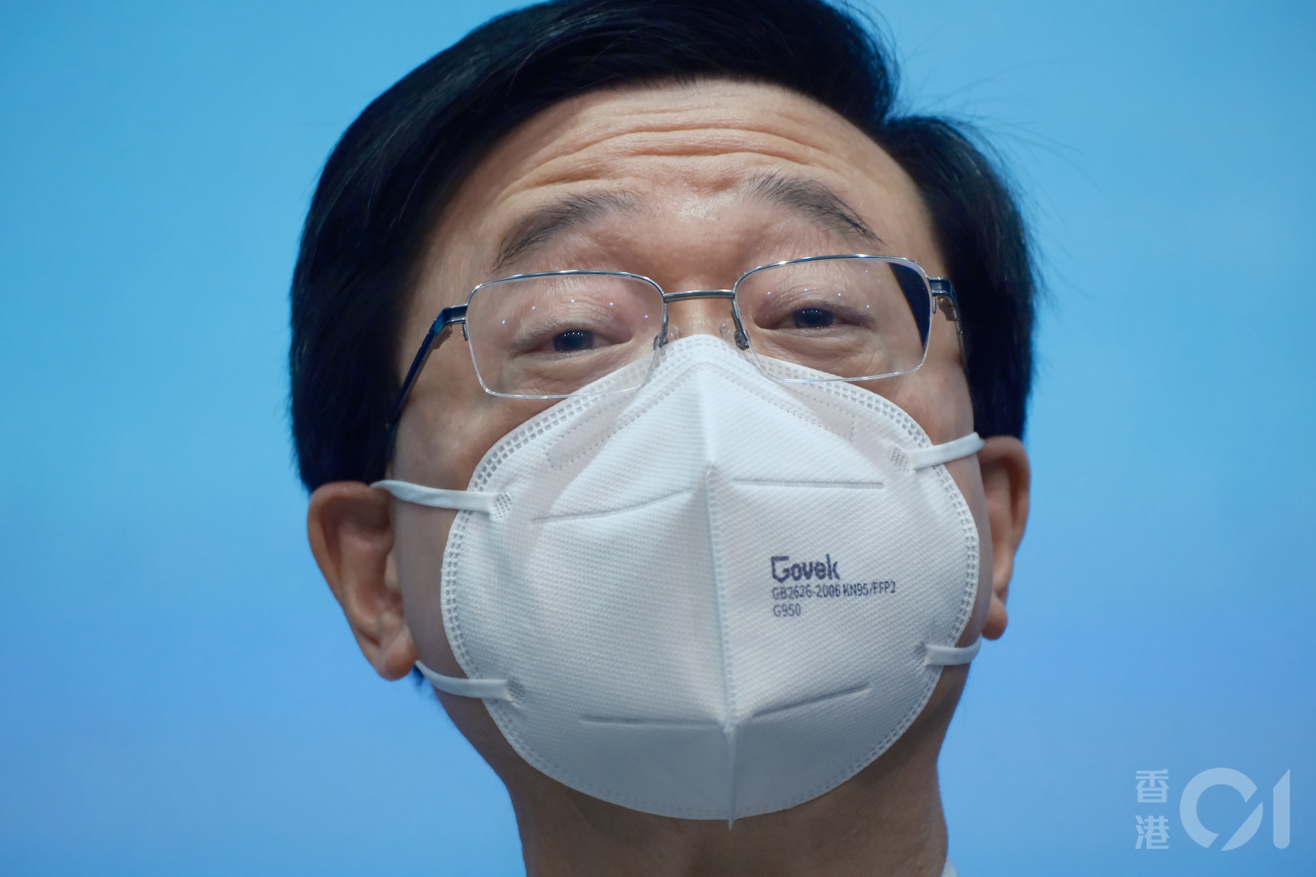 特首李家超在2月28日行政會議前記者會,公布3月1日取消口罩令,他解釋指數據顯示本港的新冠疫情受控,沒有大反彈跡象,香港已經建立了廣泛和全面的防疫屏障。(盧翊銘攝) 特首李家超在2月28日行政會議前記者會,公布3月1日取消口罩令,他解釋指數據顯示本港的新冠疫情受控,沒有大反彈跡象,香港已經建立了廣泛和全面的防疫屏障。(盧翊銘攝)
